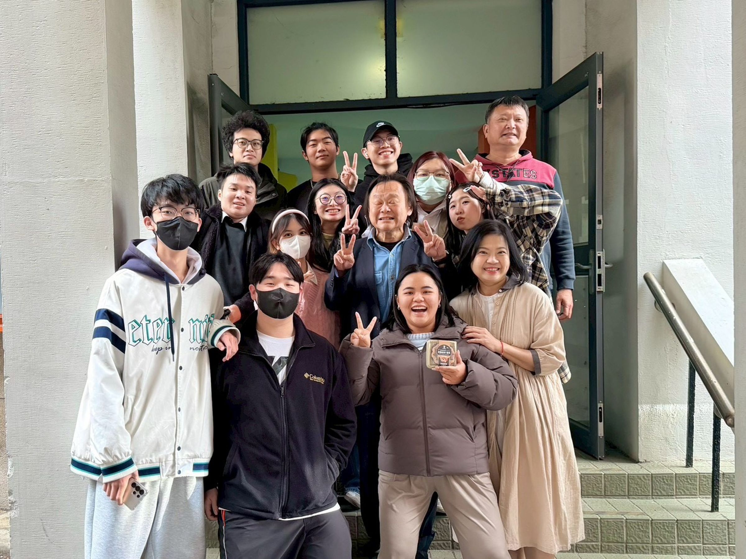 王世堅現身校園連老師們都追著拍照。(台北海大提供)