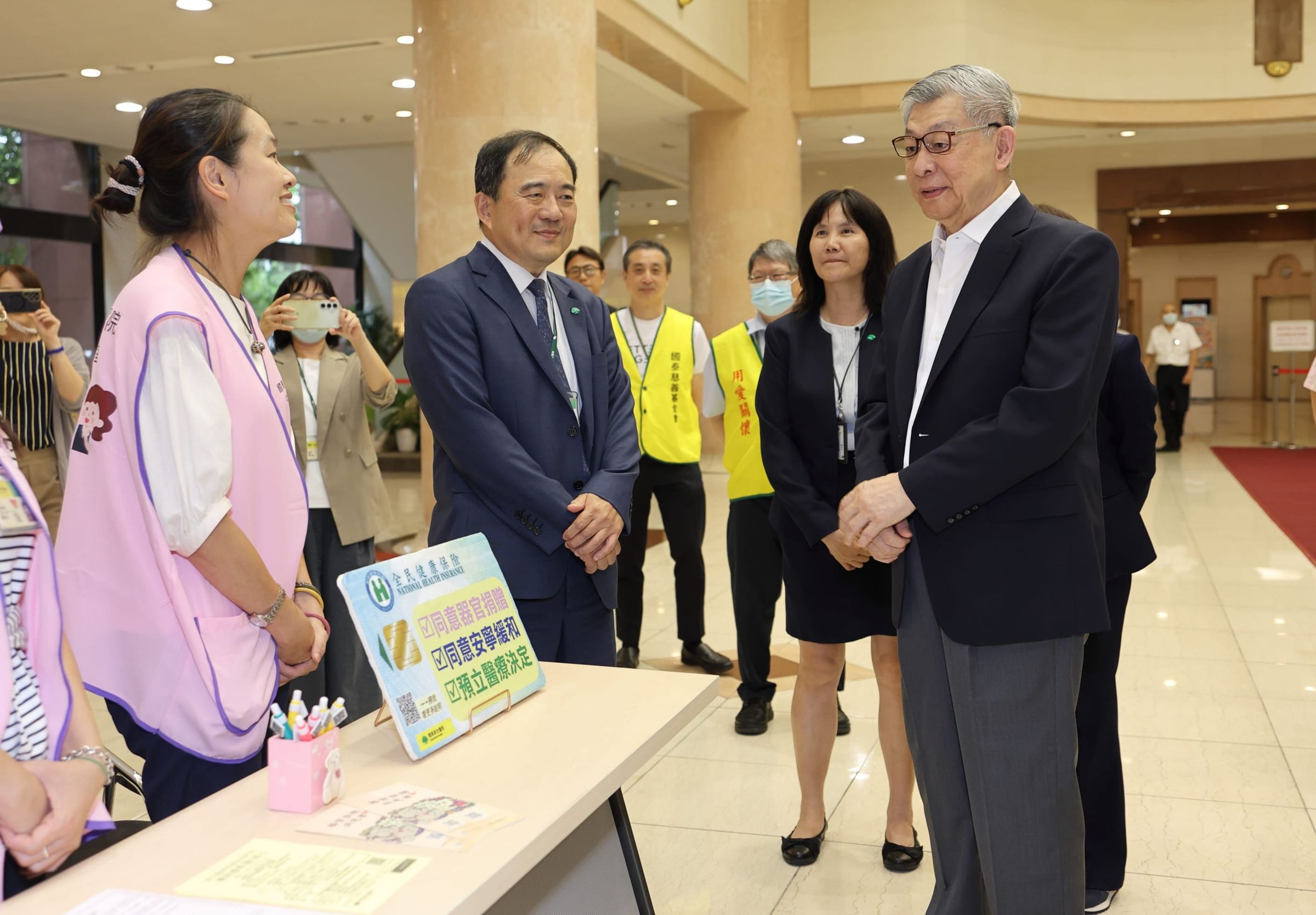 國泰金控董事長蔡宏圖（右一）現身國泰人壽總公司仁愛大樓的捐血現場，向挽袖響應的員工、民眾及第一線醫護人員表達感謝。（圖／國泰人壽提供）