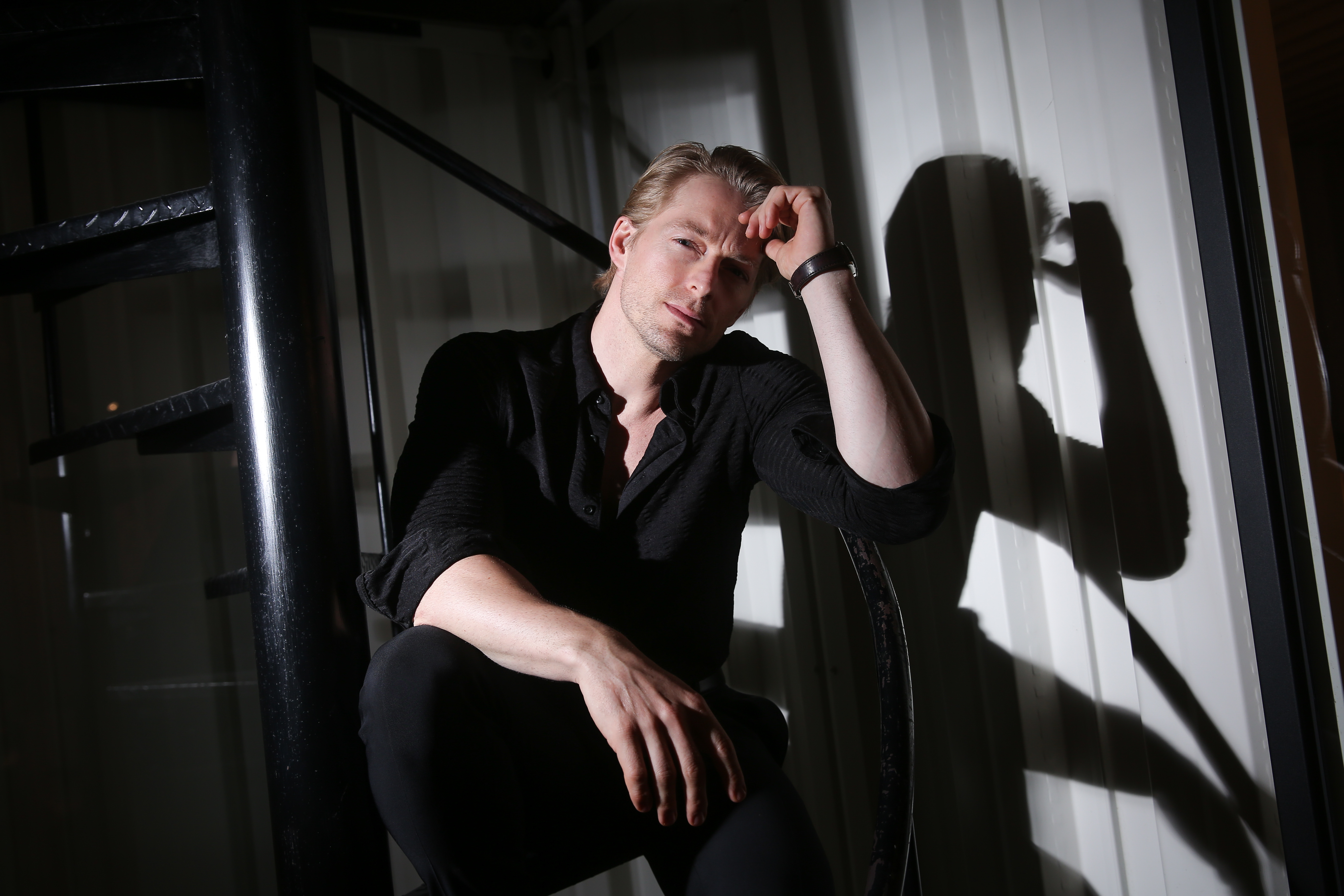 法比歐在舞台劇《把我娶回家》，因為在路上撿到紅包被要求冥婚，他表示之前有聽過這個民間習俗。