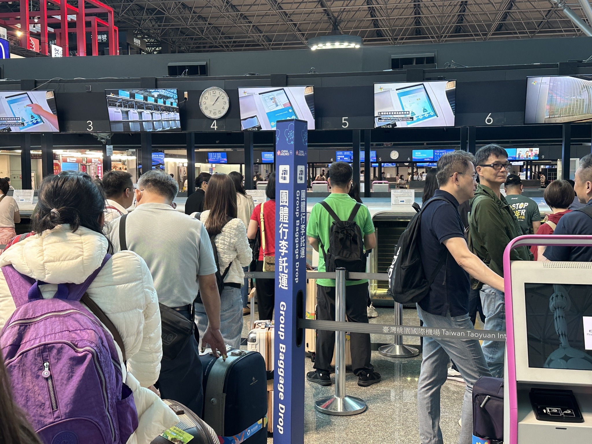 桃園機場有旅客稱自己行李有「手榴彈」。圖為示意圖，非當事人。（翻攝桃機臉書）