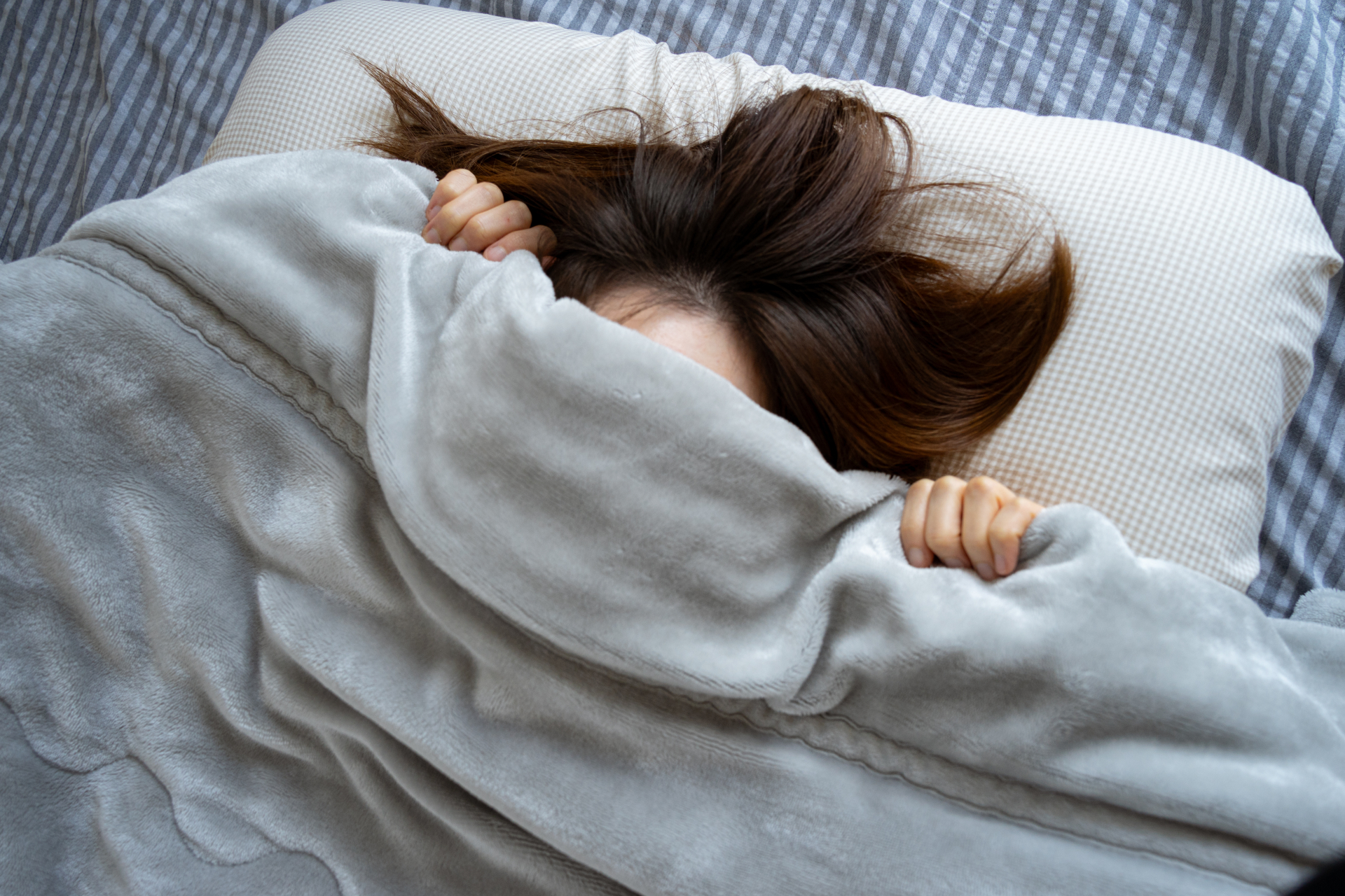 渣男趁女友熟睡，半夜都都起床性侵她閨密。（示意圖  photoAC）