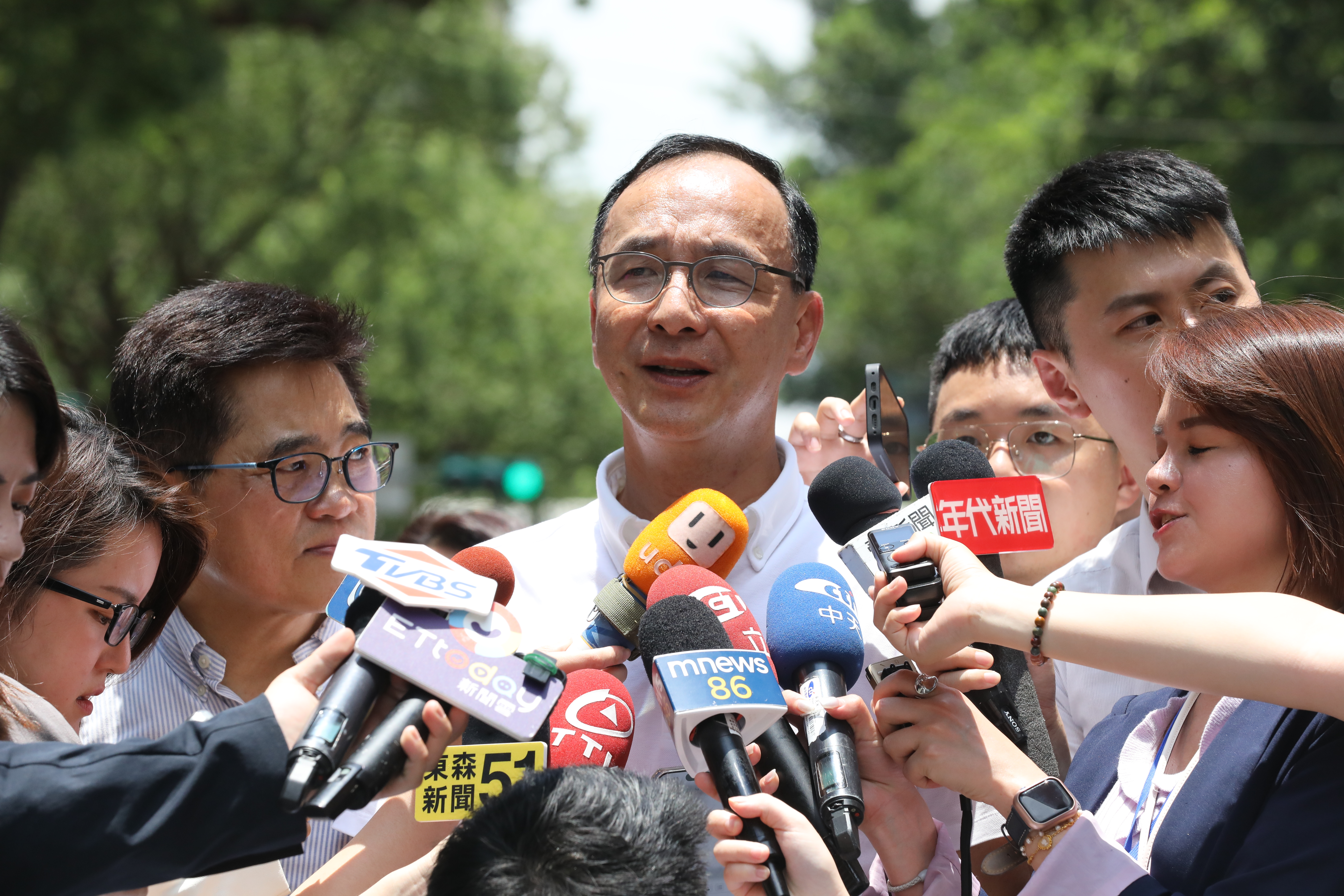 國民黨主席朱立倫到立法院外向「藍鷹行動」致意。