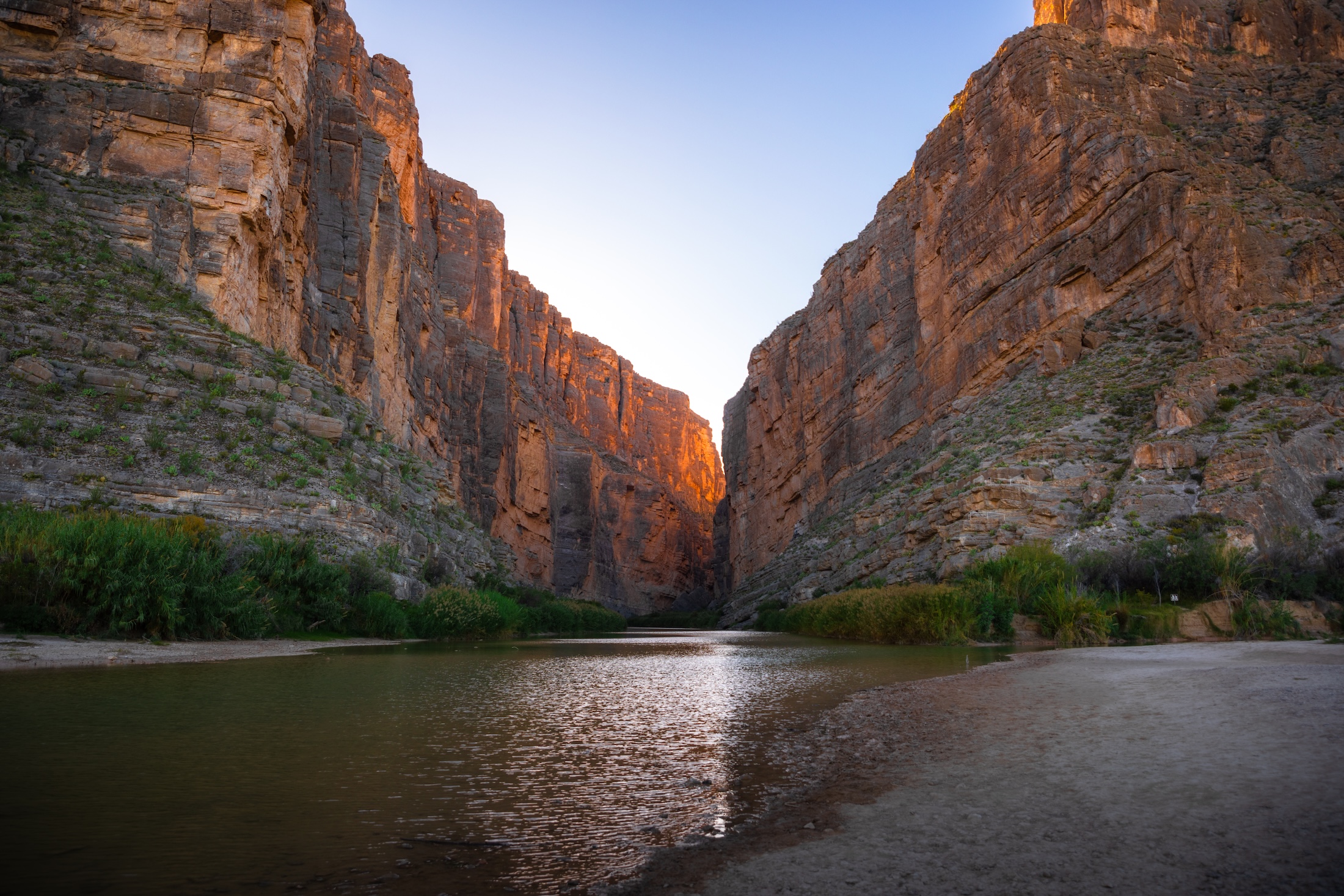 大彎國家公園（Big Bend National Park）以壯麗的沙漠與峽谷景觀聞名，是德州最具代表性的自然地標之一，也是戶外探險與觀星的熱門目的地。（德州旅遊局提供）