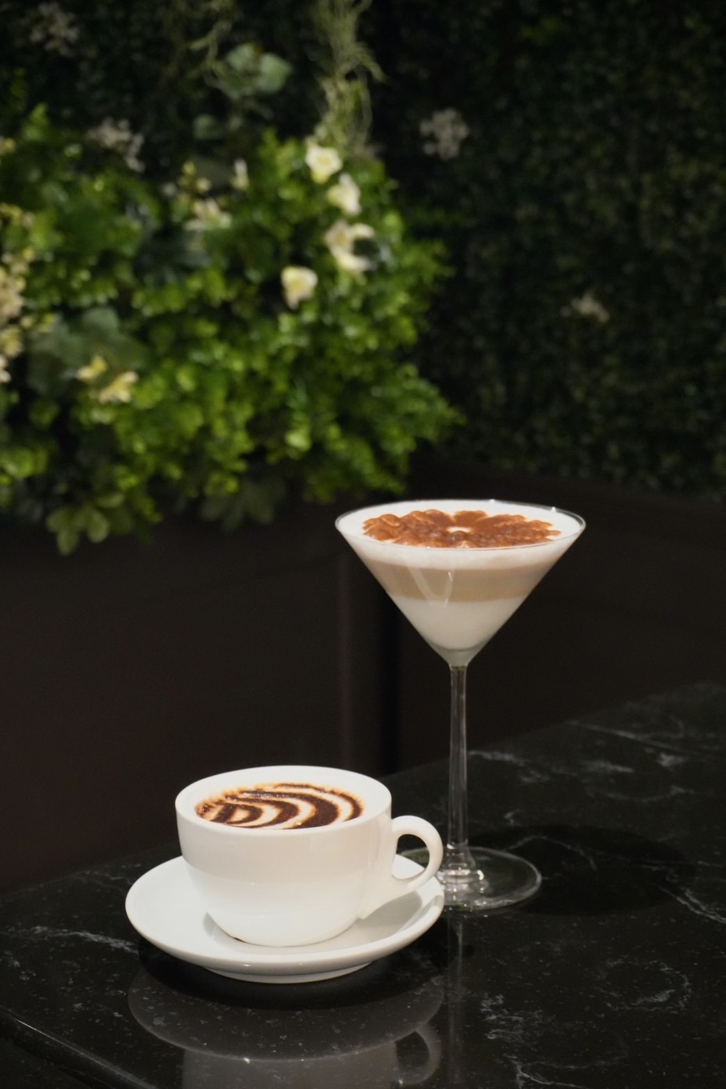 無論冷、熱咖啡飲品，IVY Garden都特地壓上了DAMIANI的品牌圖騰。