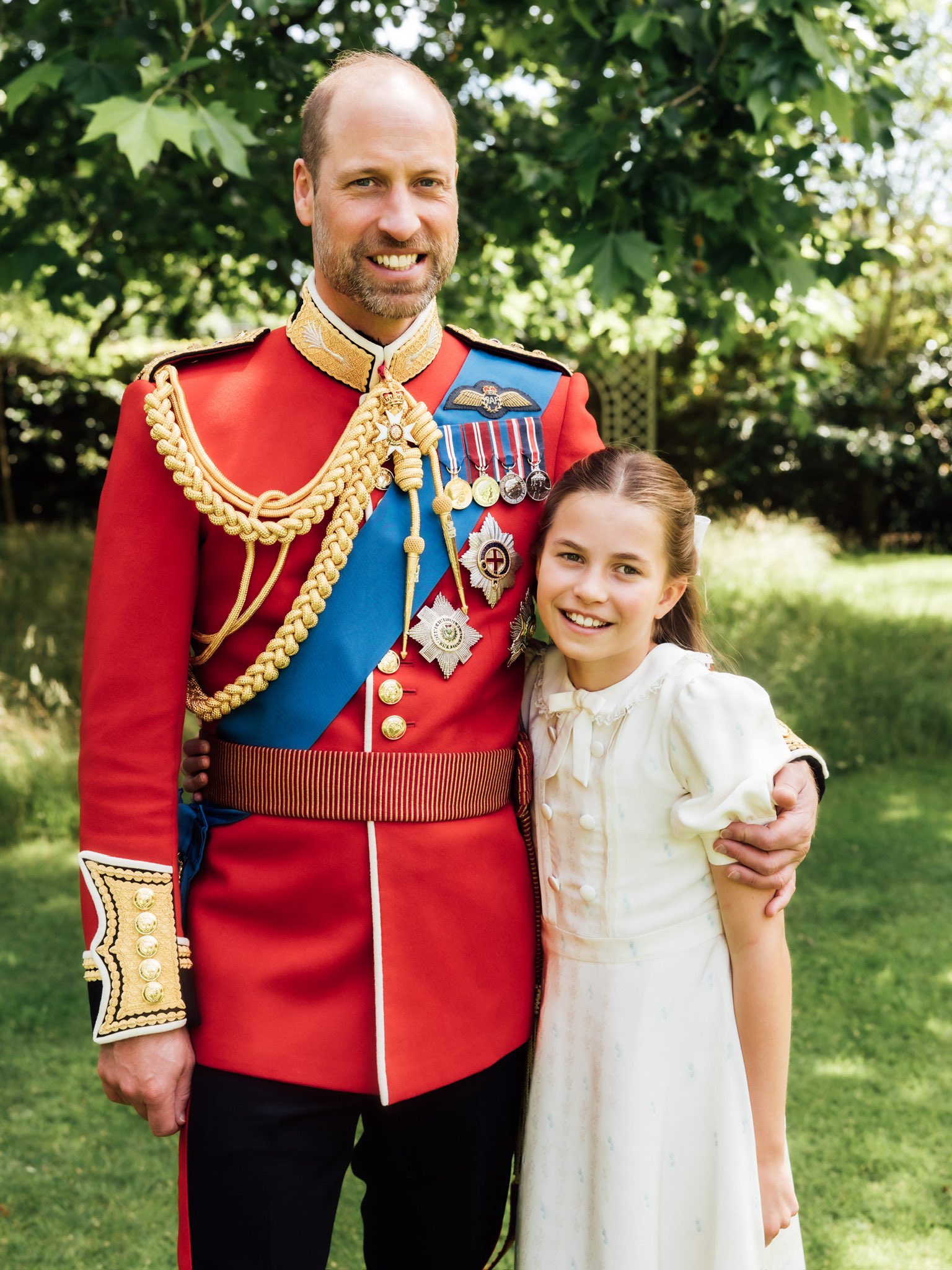 夏綠蒂公主（右）跟爸爸威廉（左）長得很像。（翻攝X@KensingtonRoyal）