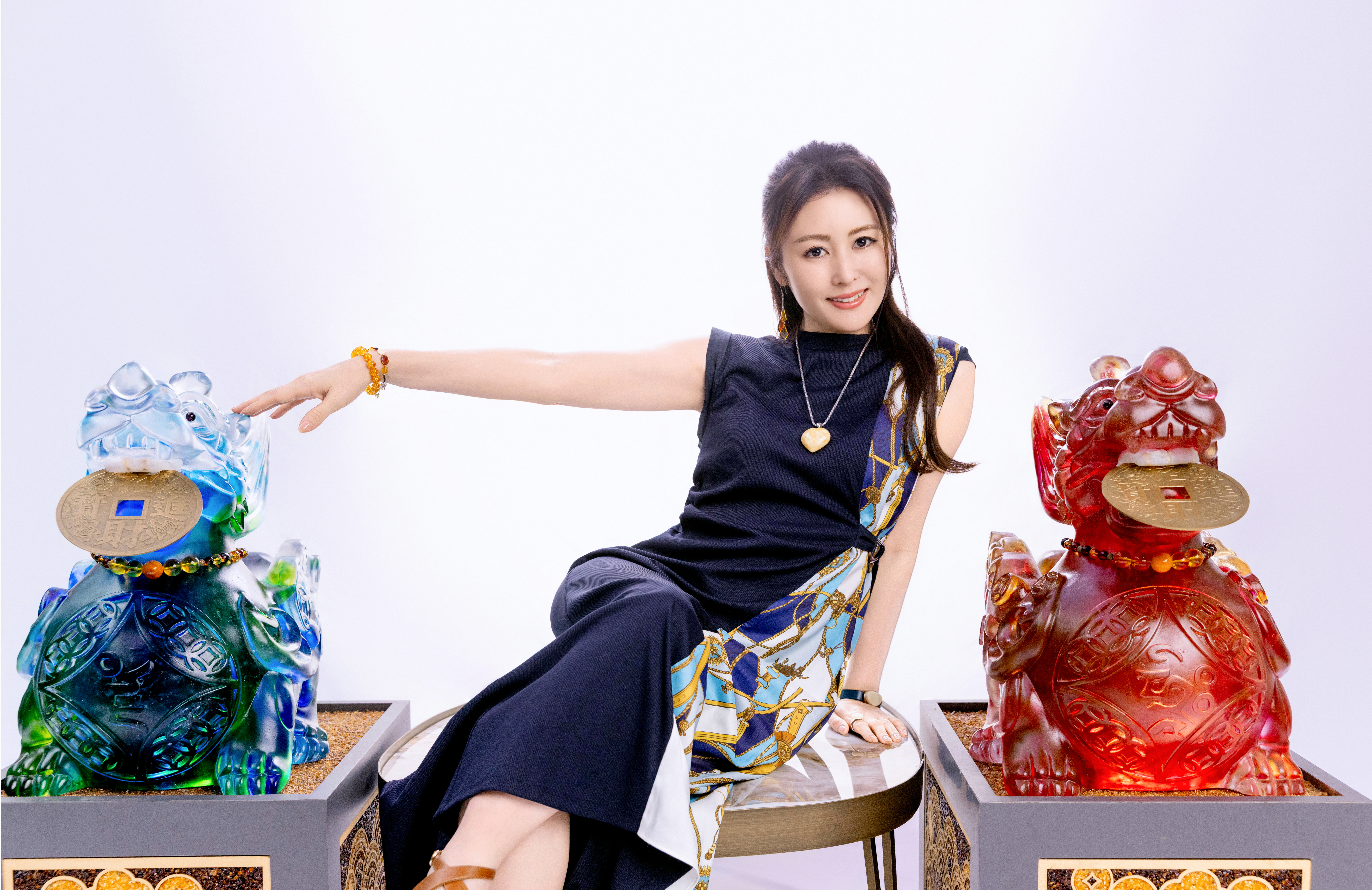 麻衣帶著收藏品上節目,隱形富豪身份意外曝光。(鏡藝宏海提供)