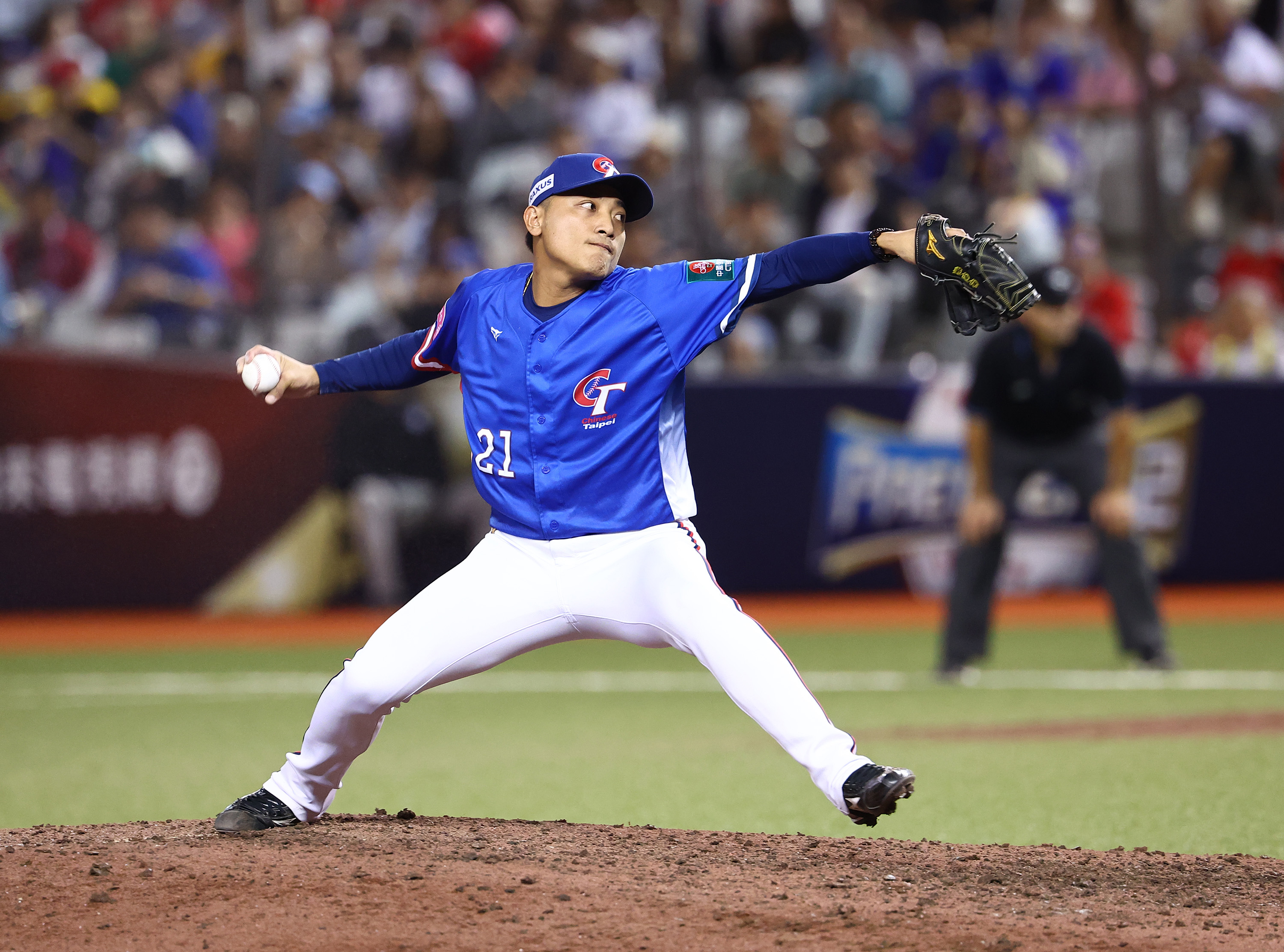 「小黑」吳俊偉對上澳洲隊賽後受訪，語帶哽咽指原本大家都不看好他們，不過現在晉級了，「不看好我們的人，你們可以回來看我們了嗎？」（中華棒協提供）