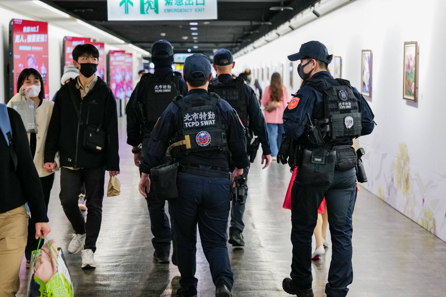 北捷中山站驚傳民眾帶刀插口袋，警方趕赴現場一度引發乘客驚慌。（示意圖；本刊資料照）