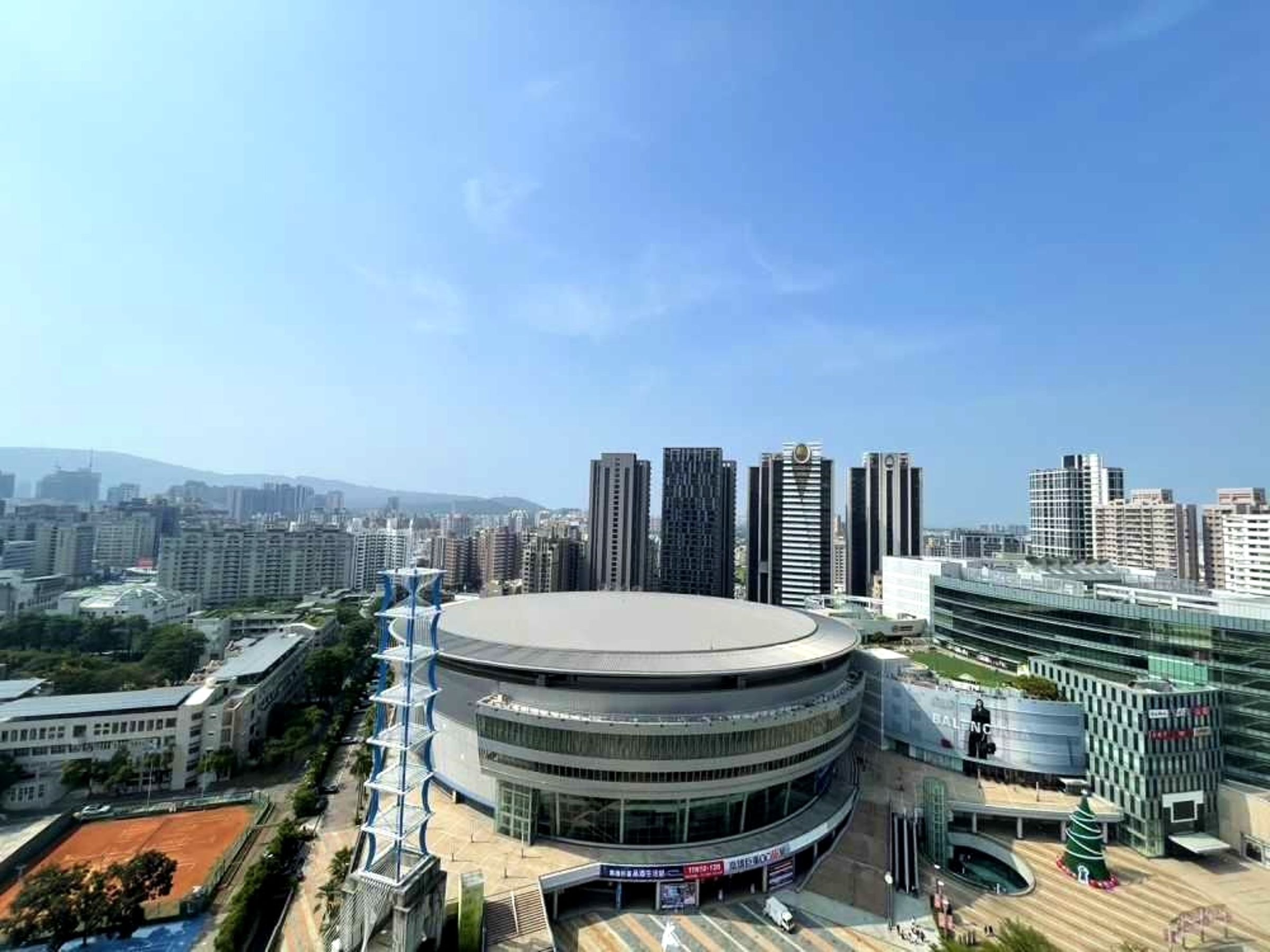 永慶房產集團盤點全台大型活動場館周邊房市,其中高雄巨蛋房市交易最熱絡,今年交易量已經超過500件!
