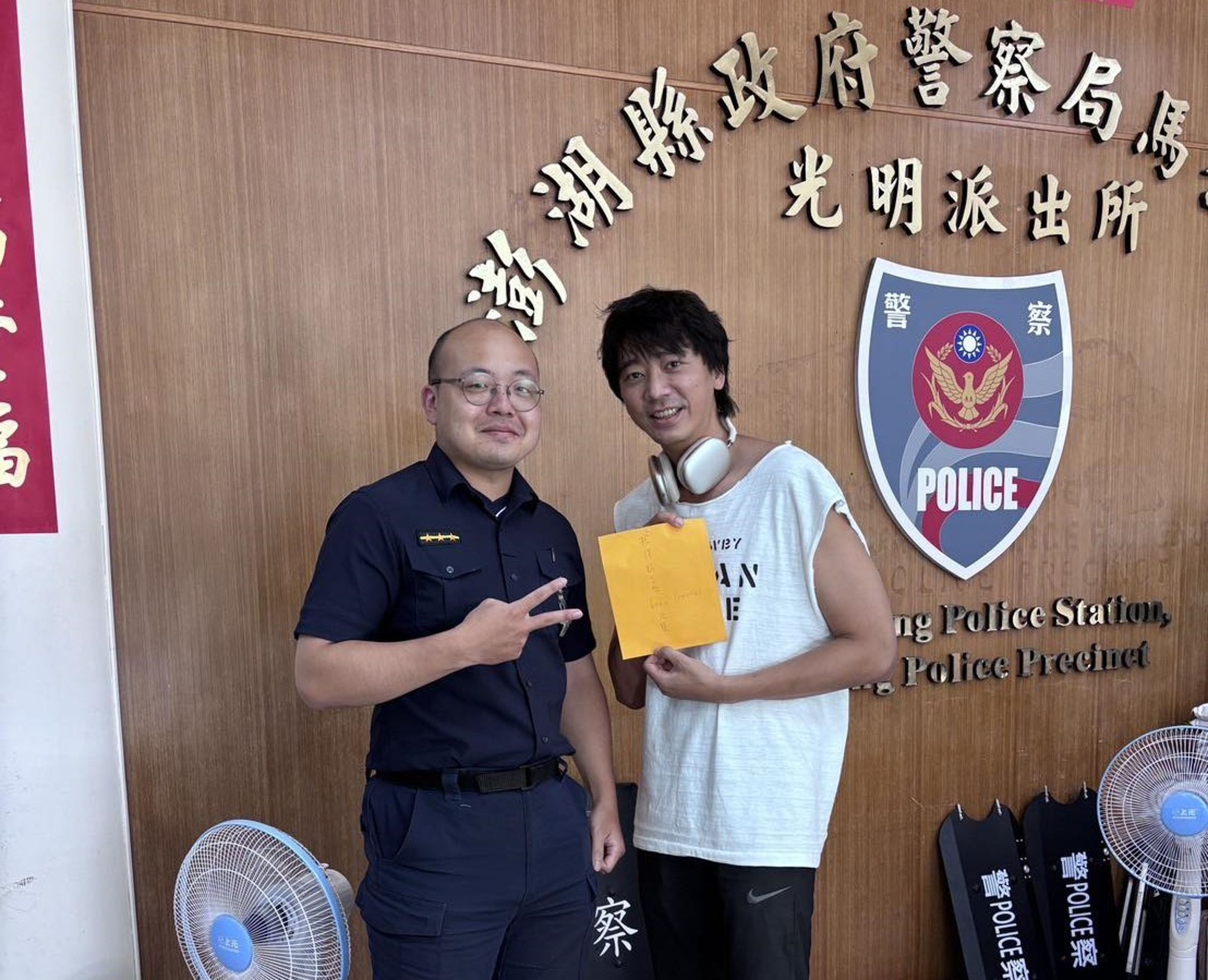 蘇見信遺失現金渾然不知幸好在警方追尋下失而復得。（澎湖縣政府警察局馬公分局臉書）
