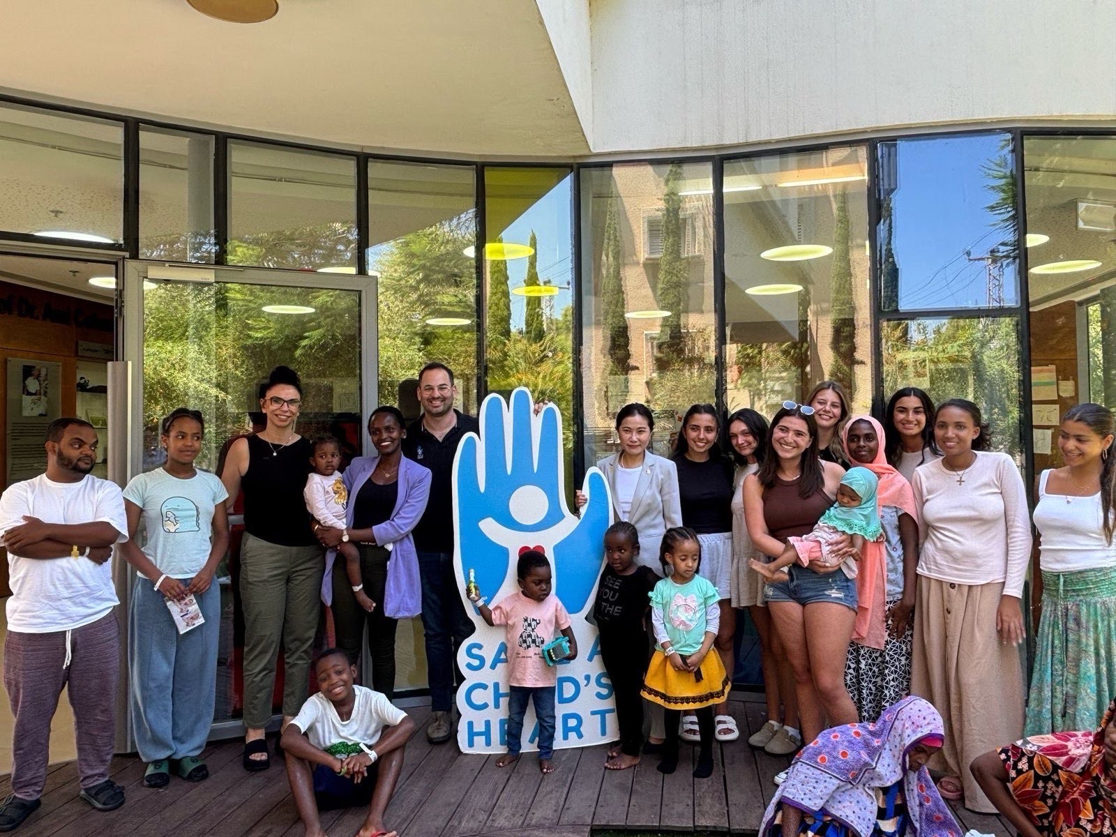 李雅萍代表參訪「拯救兒童心臟基金會」兒童之家，與非洲病童與家屬合影。（以色列代表處提供）