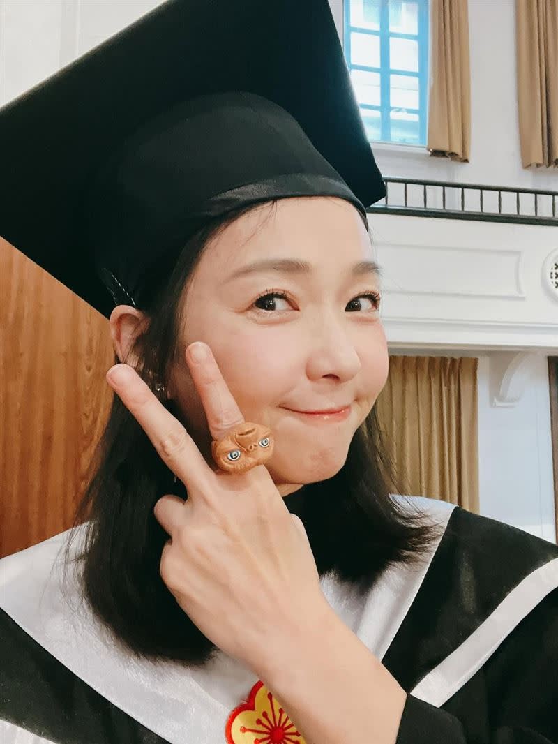 今年六月拿到台師大GF EMBA(國際時尚高階管理碩士在職專班)學位,畢業典禮上,她也感謝老公李易的支持。(翻攝自六月Threads)