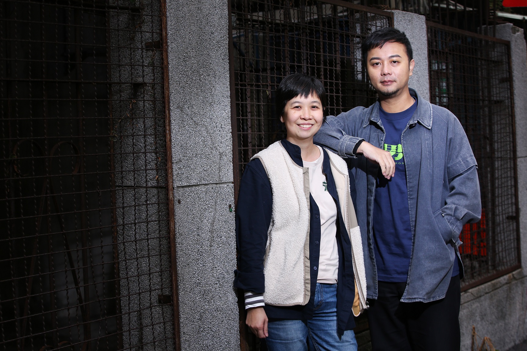 導演游智涵(右)與製片謝君堯(左)攜手合作,統合各方資源拍片。