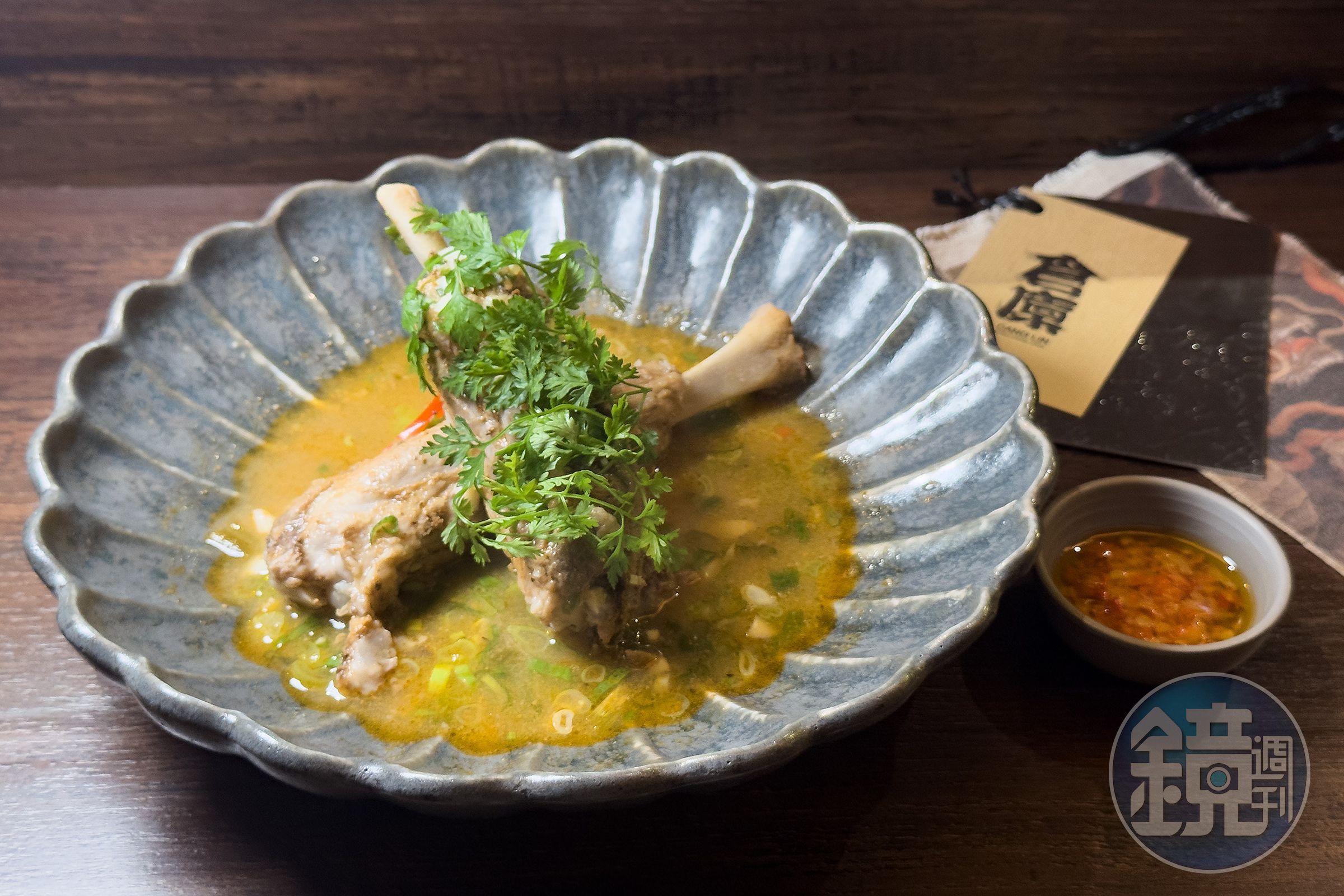 人氣菜餚「帶骨豬腱子肉」經長時間醃漬與蒸烤，骨肉輕撥即分離，肉質軟嫩且深層入味。（240元／份）