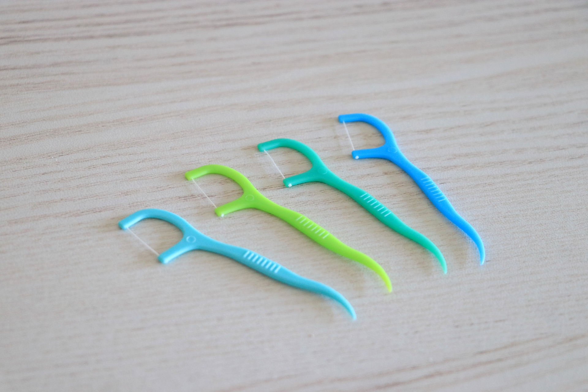 近日有一名藥師在社群平台分享案例，一名友人因長期將用過的牙線棒反覆使用，最終導致感染性心內膜炎。（翻攝自photo-ac）