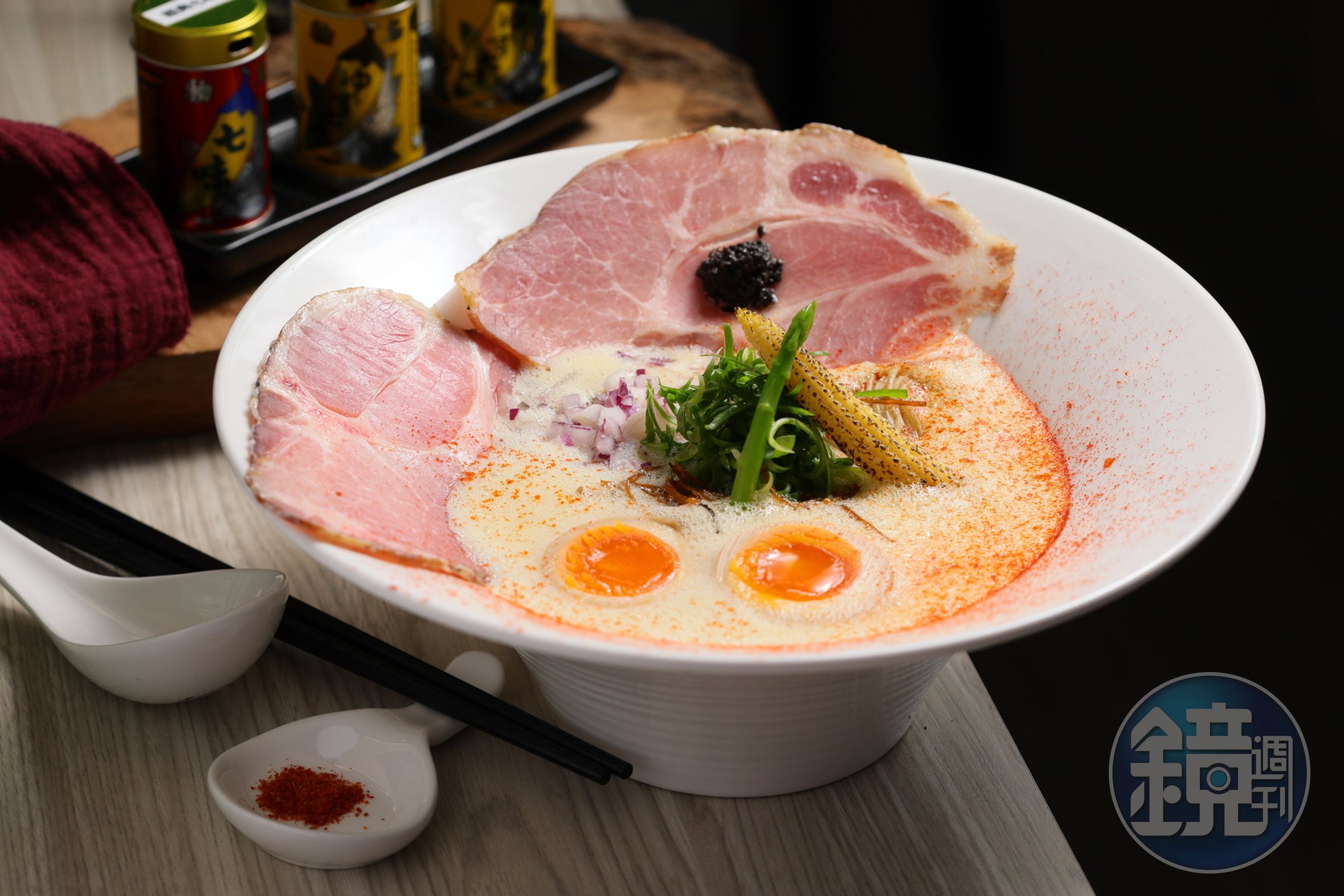 「松露雞白湯拉麵」看上去很像是法式濃湯，食材卻都是產自台灣。（200元／碗）