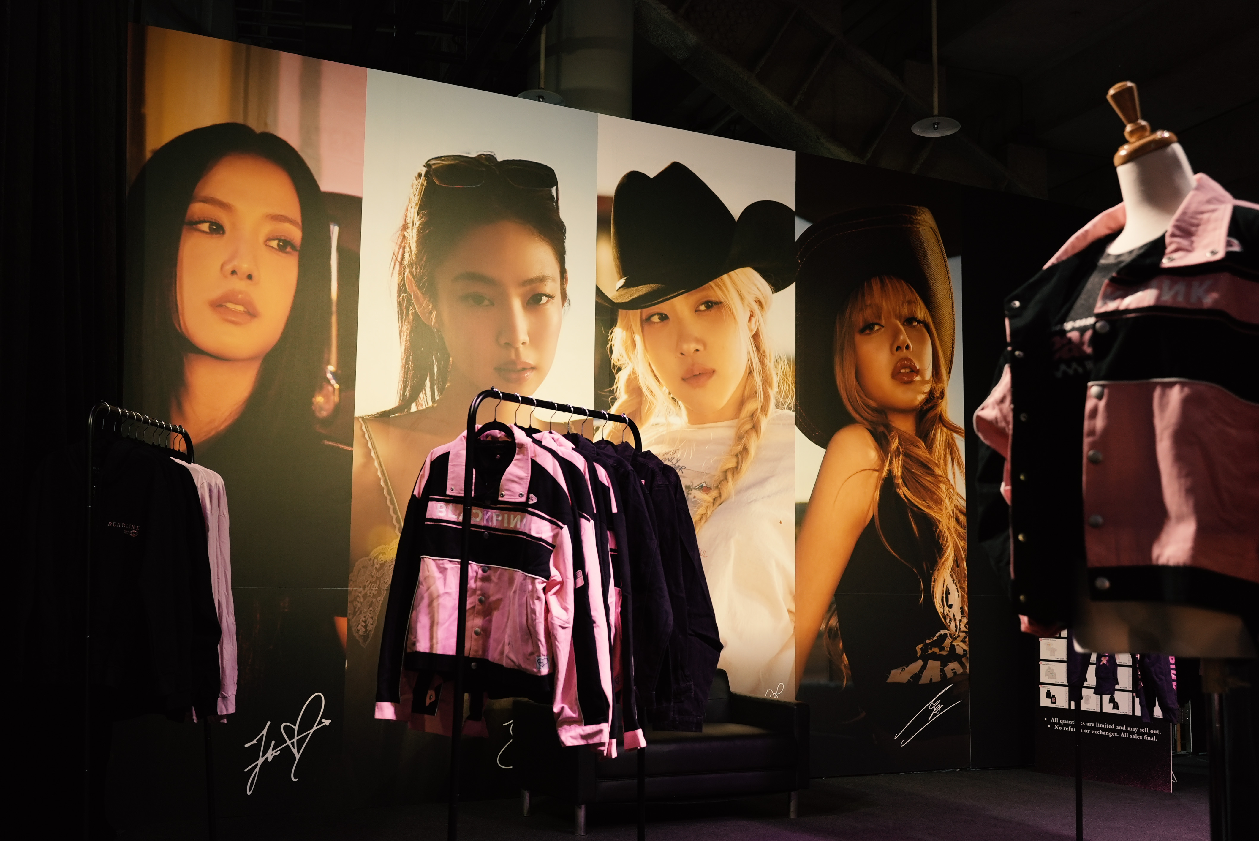 BLACKPINK巡演主題快閃店以粉黑霓虹打造沉浸式空間，吸引粉絲朝聖。（Live Nation提供）