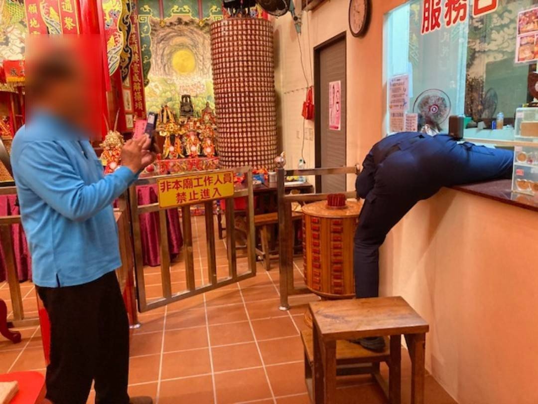 員警以各種姿勢嘗試通過僅有20公分高的窗口。（翻攝畫面）