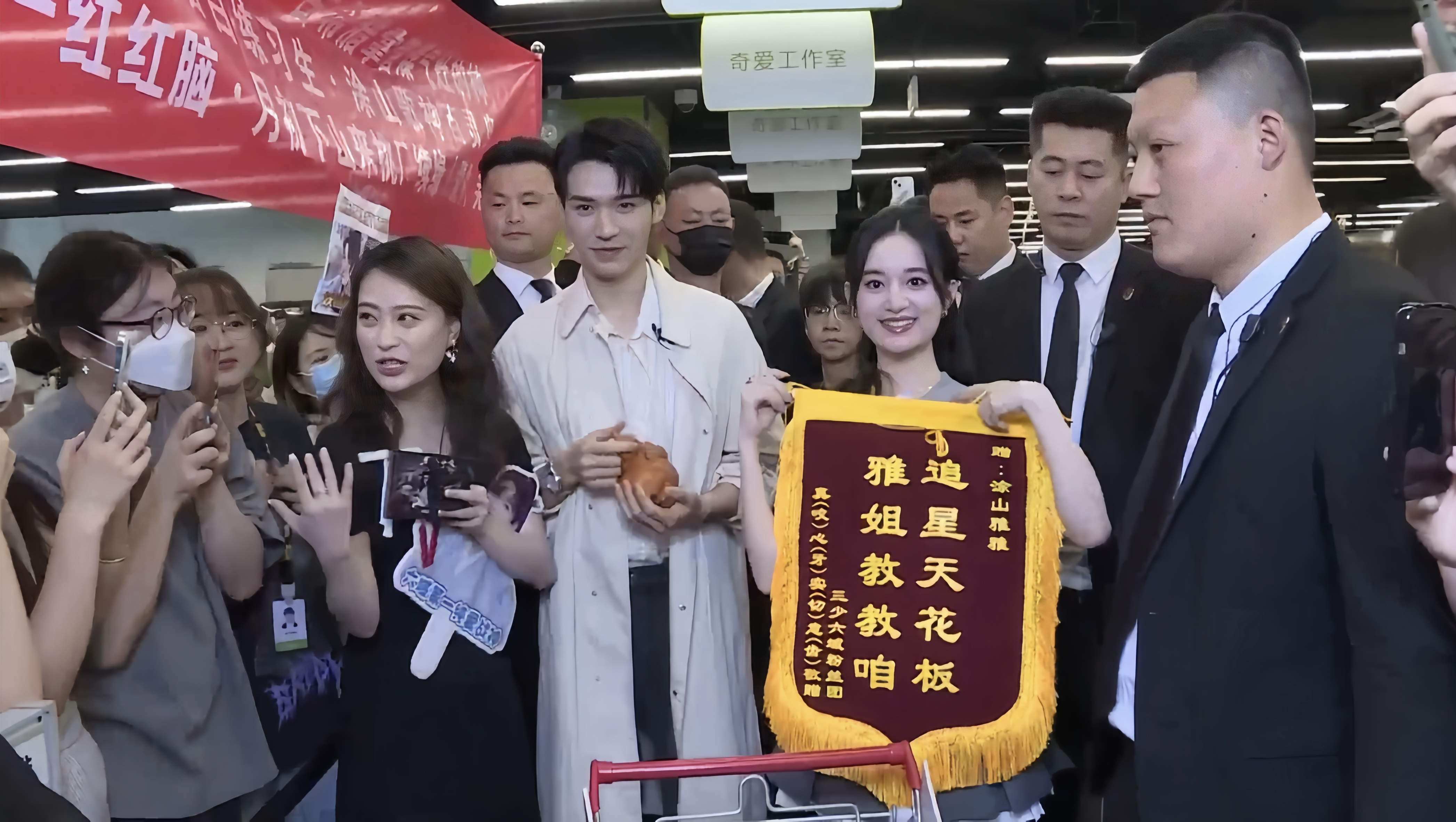 龔俊、郭曉婷直播掃樓與觀眾互動現場。龔俊、郭曉婷直播掃樓與觀眾互動現場。(愛奇藝提供)
