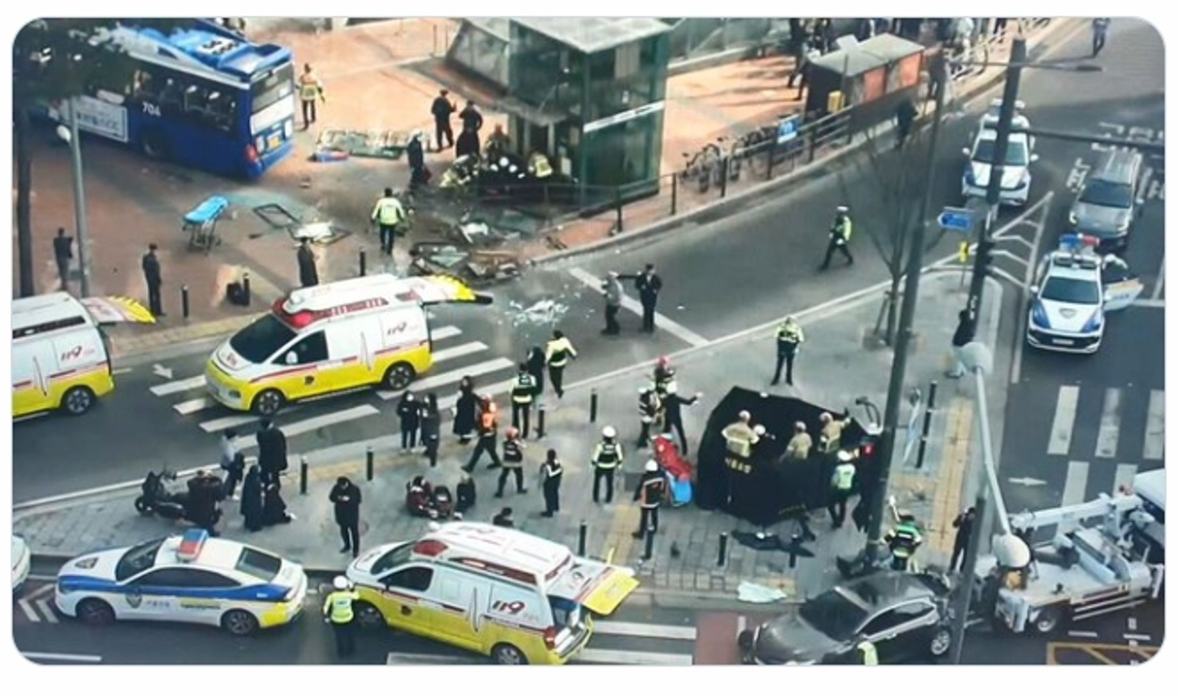 1輛公車直衝西大門歷史十字路口人行道,釀成13人受傷。(翻攝自X@SBSNewsLive)