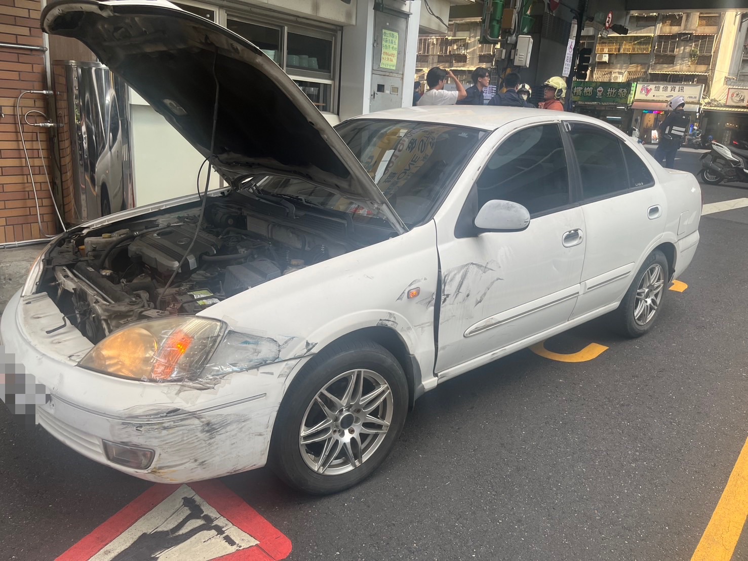 王姓男子駕駛白色自小客車自撞路緣石，再急速倒車轉圈肇事，事後被查出毒品快篩陽性反應。（翻攝畫面）