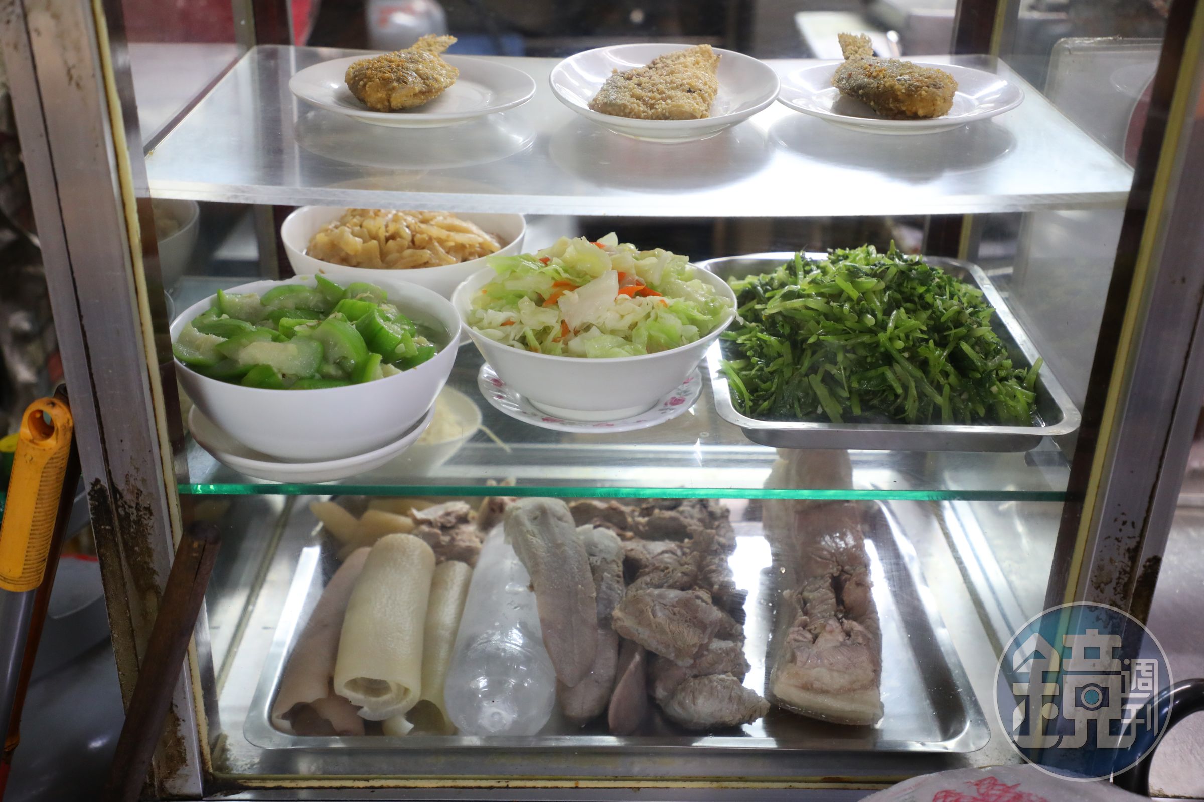 熟食櫃裡擺了各種切料，任君選擇。