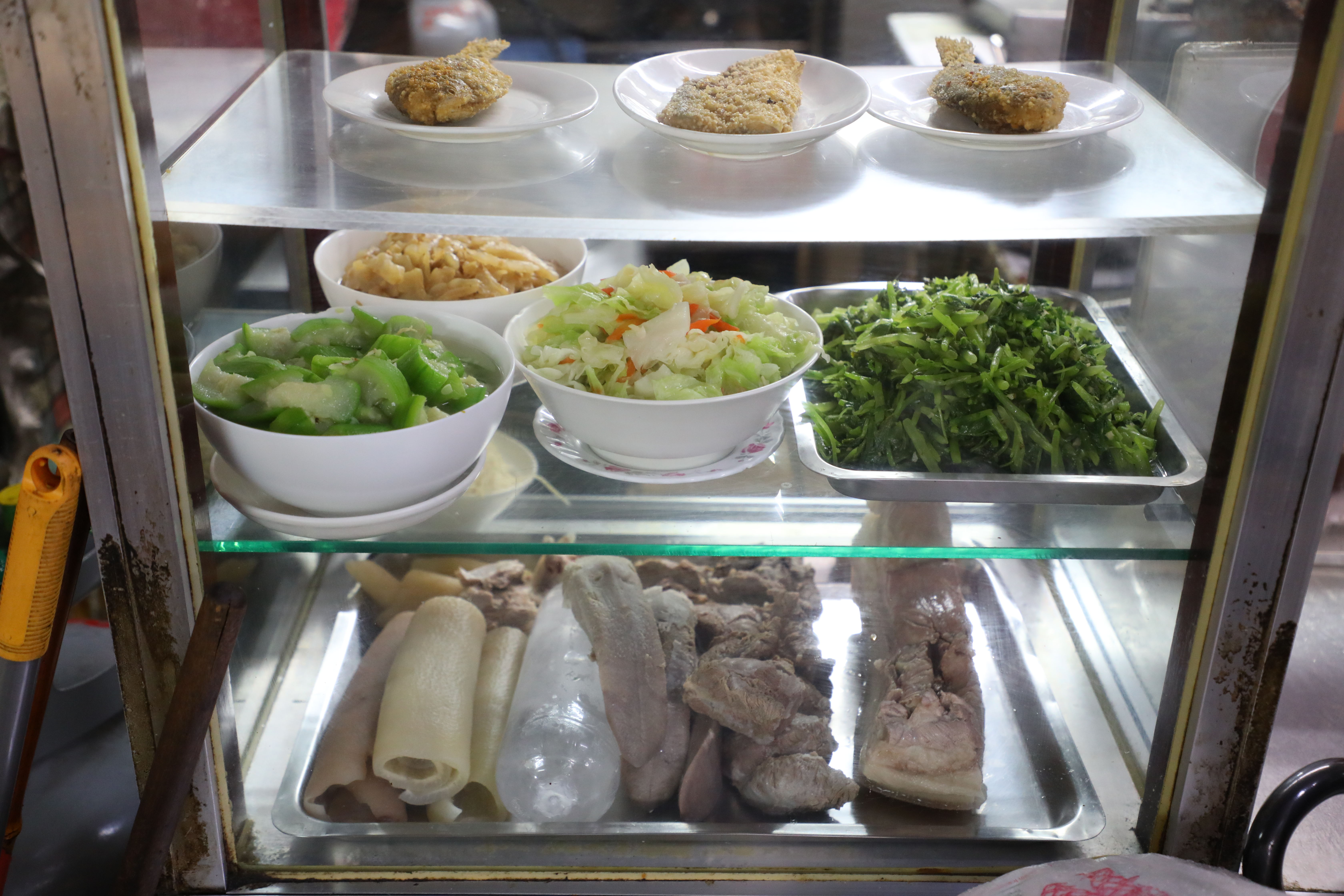熟食櫃裡擺了各種切料,任君選擇。