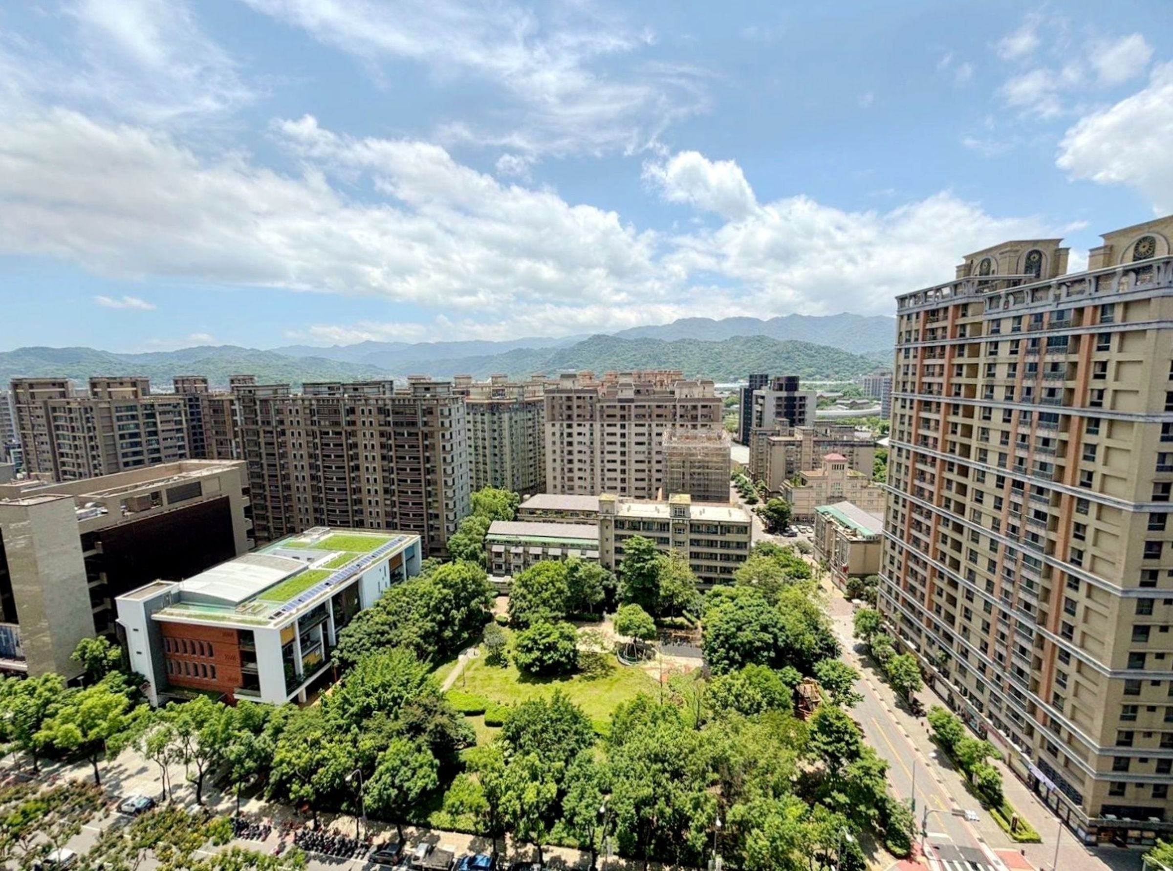 永慶房產集團指出，聯徵中心數據顯示近五年六都青年買房出現房價逐漸攀高、坪數卻降低的「小宅化」現象。（房市示意圖）
