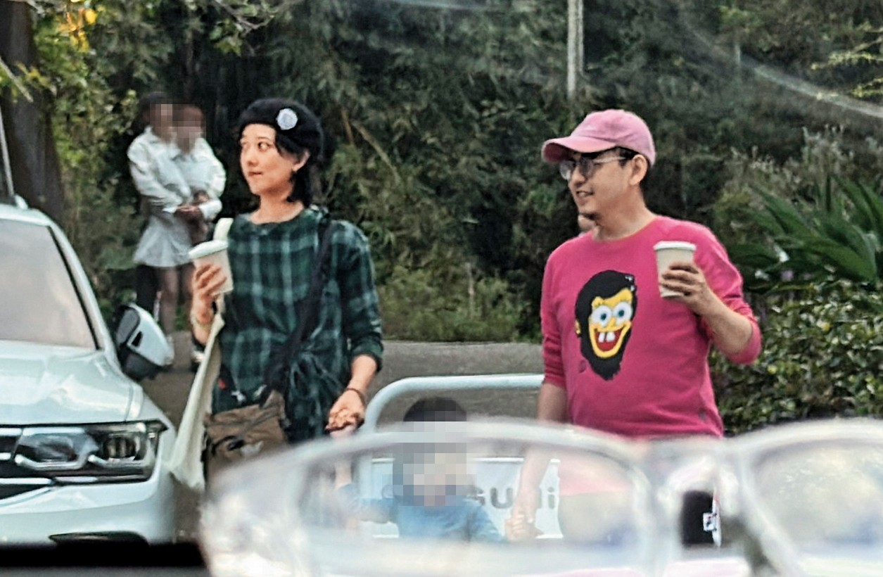 黃子佼（右）、孟耿如（左）夫妻倆牽著女兒（中），現身新北市三峽喝咖啡，一家人有說有笑。（讀者提供）