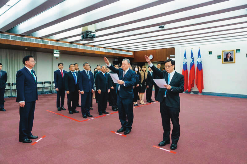 俞大㵢（前右）去年底接任駐美代表，在外交部宣誓就職。（外交部提供）