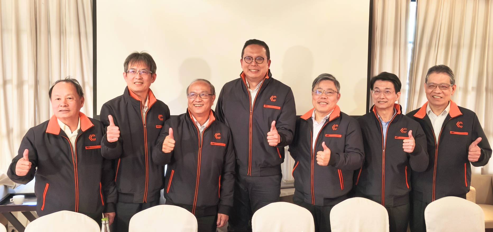 是方電訊已經連續7年營收及獲利都刷新紀錄，董事長邵泓嘉（左四）與總經理劉耀元（左三）對於公司今年的營運依舊樂觀以對。（是方電訊提供）