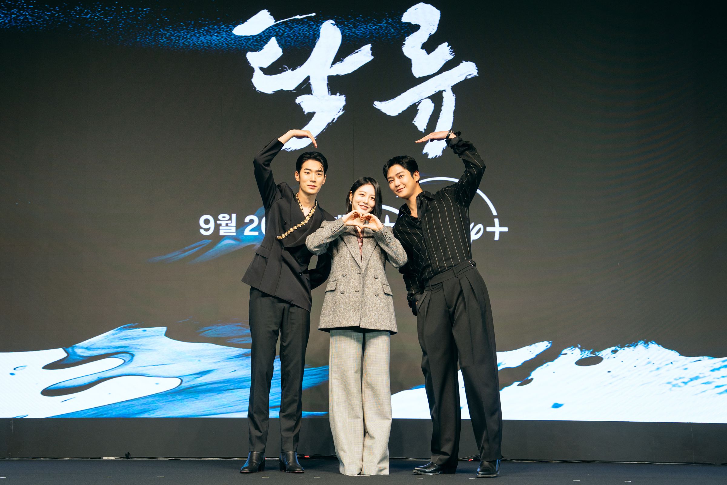 辛叡恩、路雲、朴栖含於《濁流之爭》記者會合照,三人展現青春活力與合作默契。(Disney+提供)