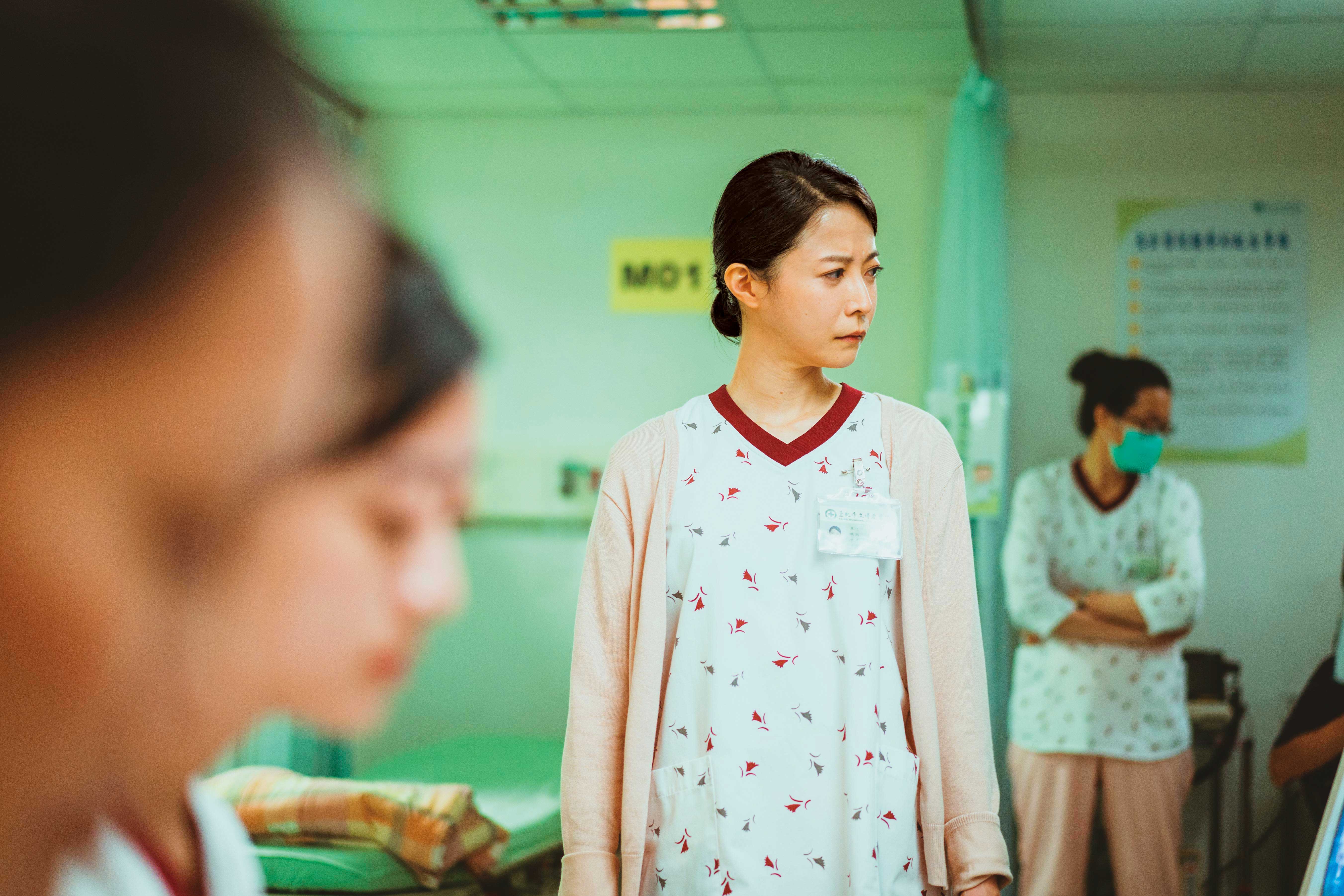 演員Mia熱愛表演與教學。圖為近年她在戲劇《國際橋牌社》外傳《和平歸來》中，飾演醫院護理長。（馬克吐溫國際影像公司提供） 