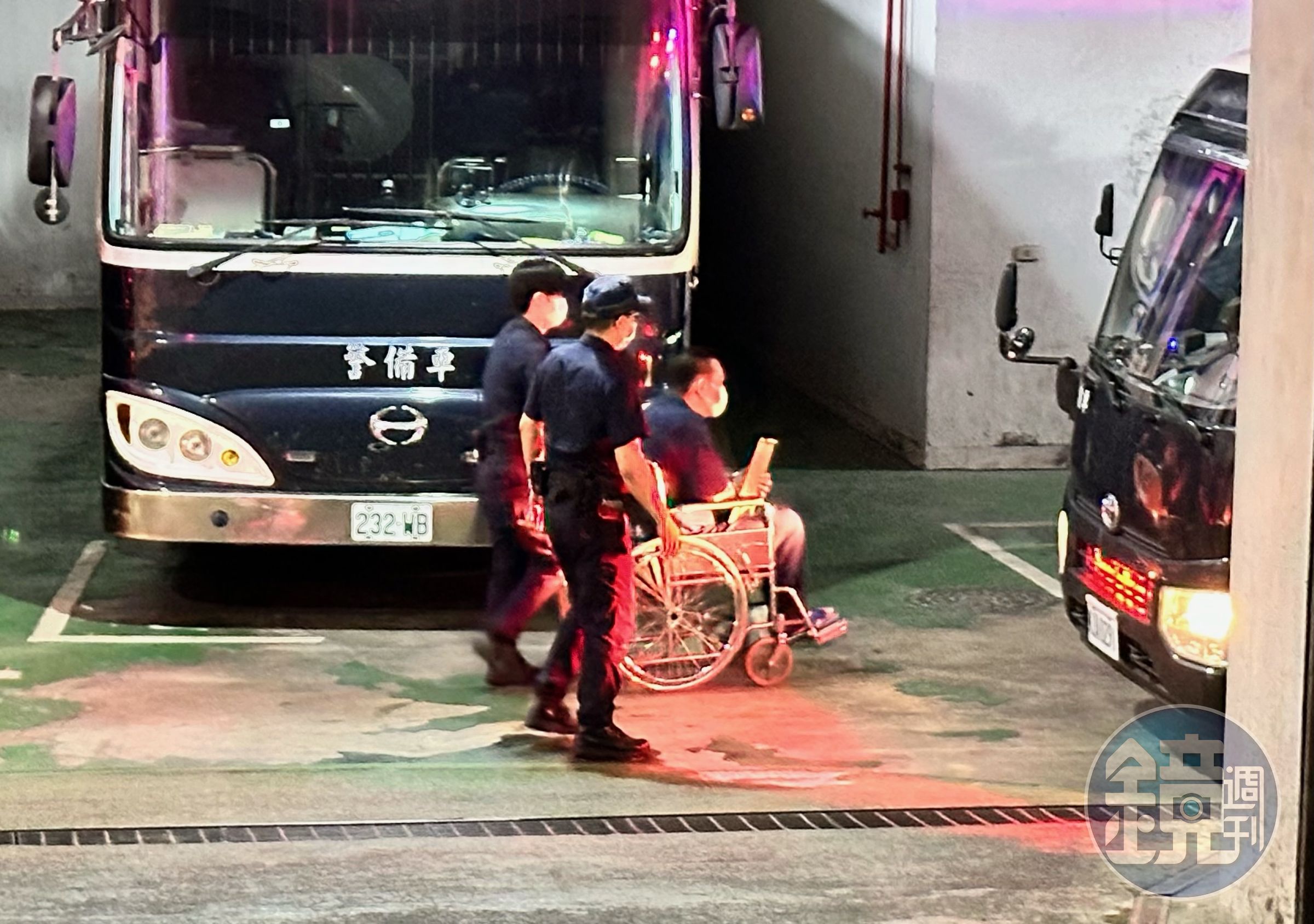 台北市議員陳重文起訴後遭羈續押3個月,因腳傷坐輪椅搭囚車至看守所。