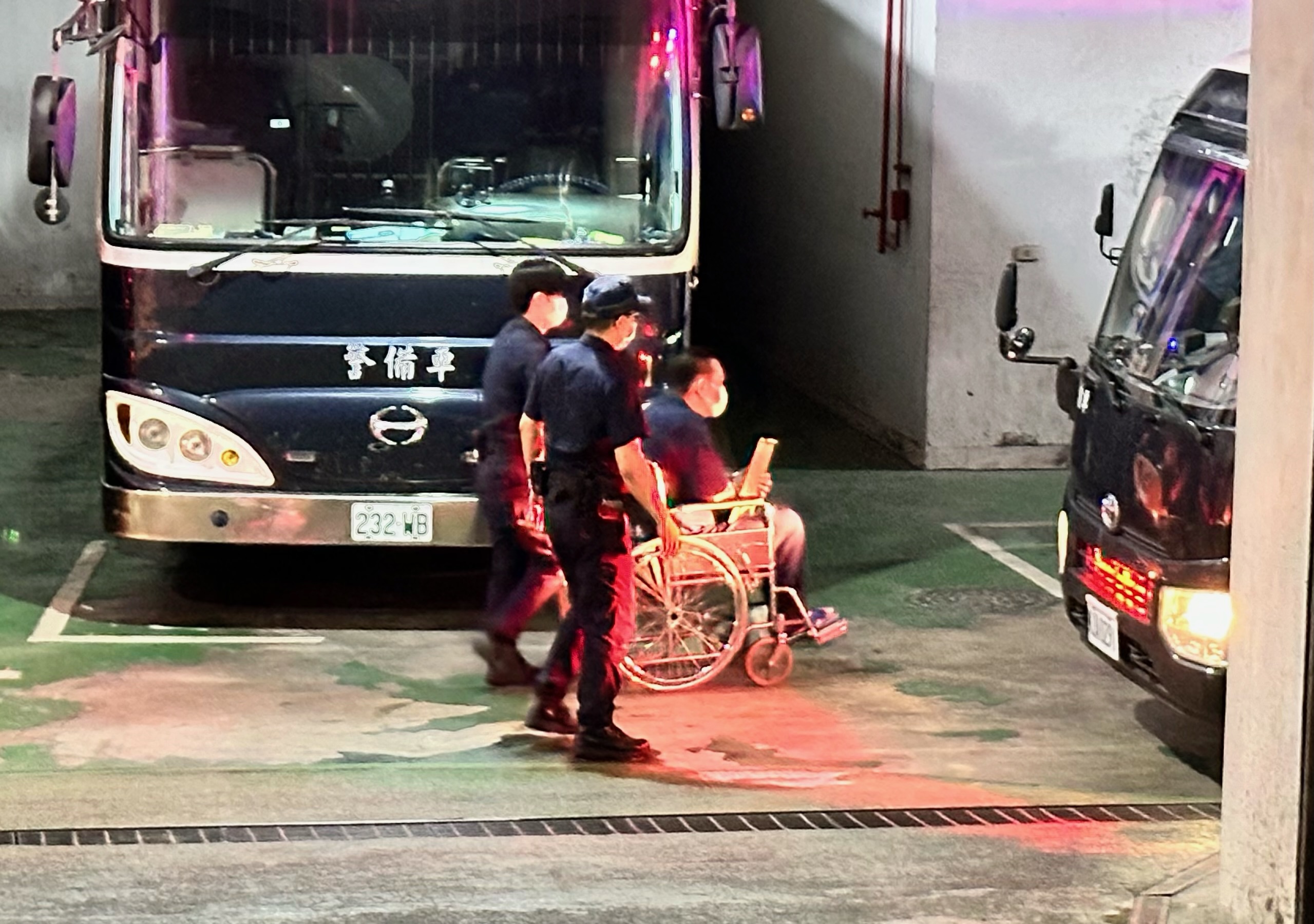 台北市議員陳重文起訴後遭羈續押3個月，因腳傷坐輪椅搭囚車至看守所。