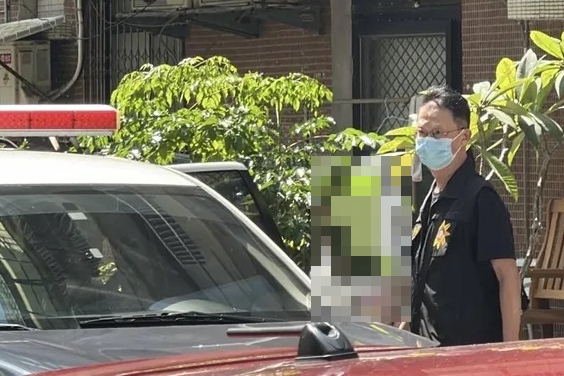 行凶的少女在驚覺自己闖下大禍後，也焦急地致電母親求援。（翻攝畫面）