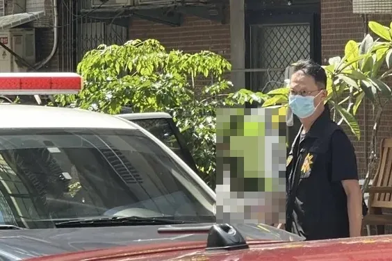 行凶的少女在驚覺自己闖下大禍後，也焦急地致電母親求援。（翻攝畫面）
