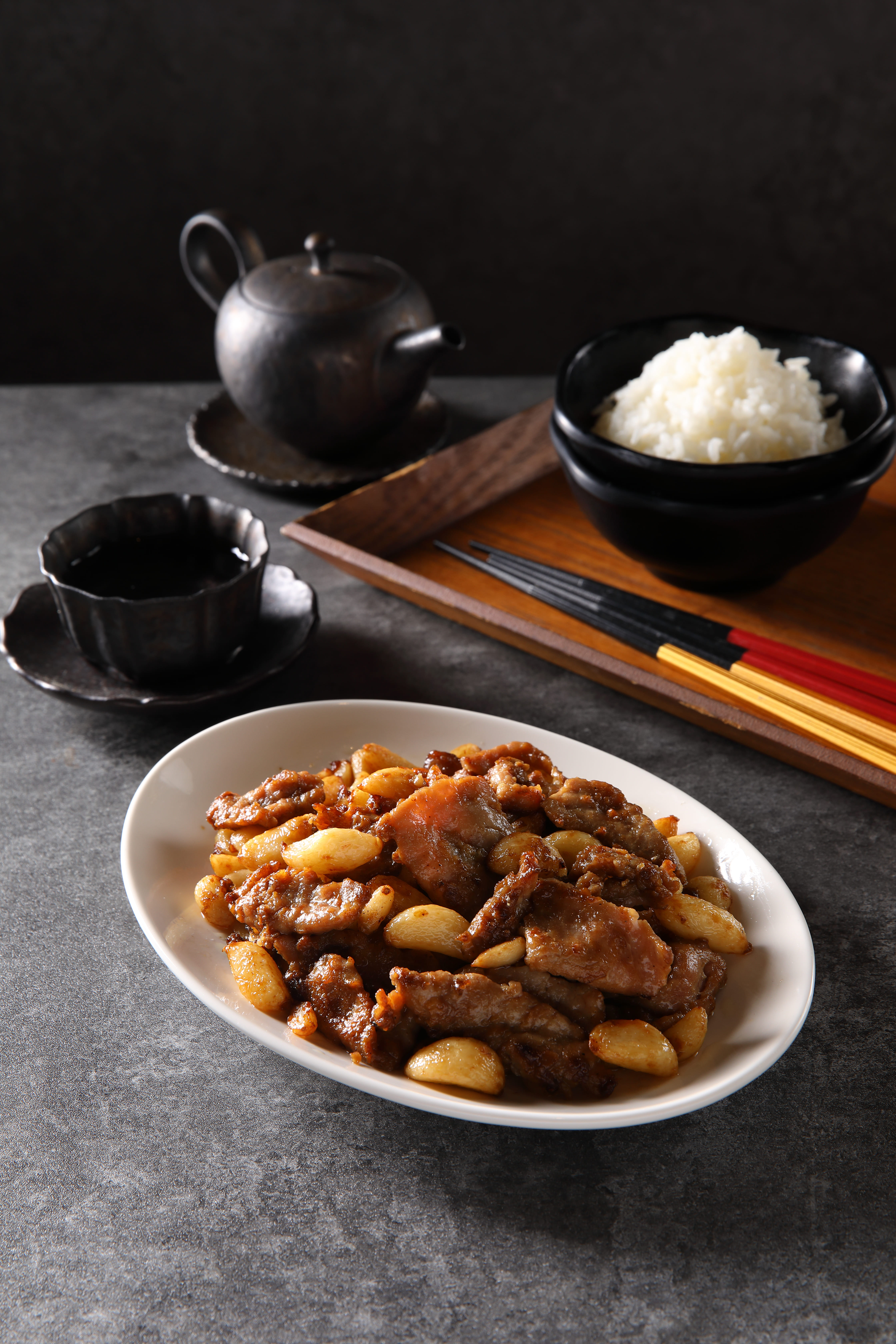 新鮮蒜頭大火炒至金黃後，再加入溫體牛快炒的「酸頭牛肉」，是蒜頭控一吃難忘的特色料理。（280元／份，宣牛提供）