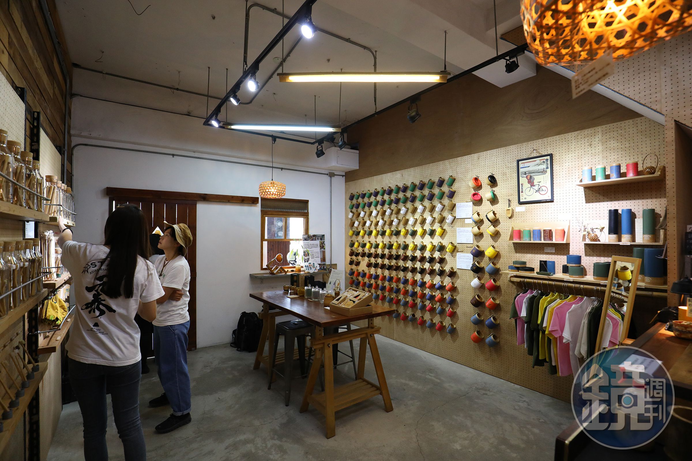 「元泰竹藝社」的竹製品已發展出相當多元的生活用品，涵蓋竹杯、竹碗、竹存錢筒與竹線香座等。