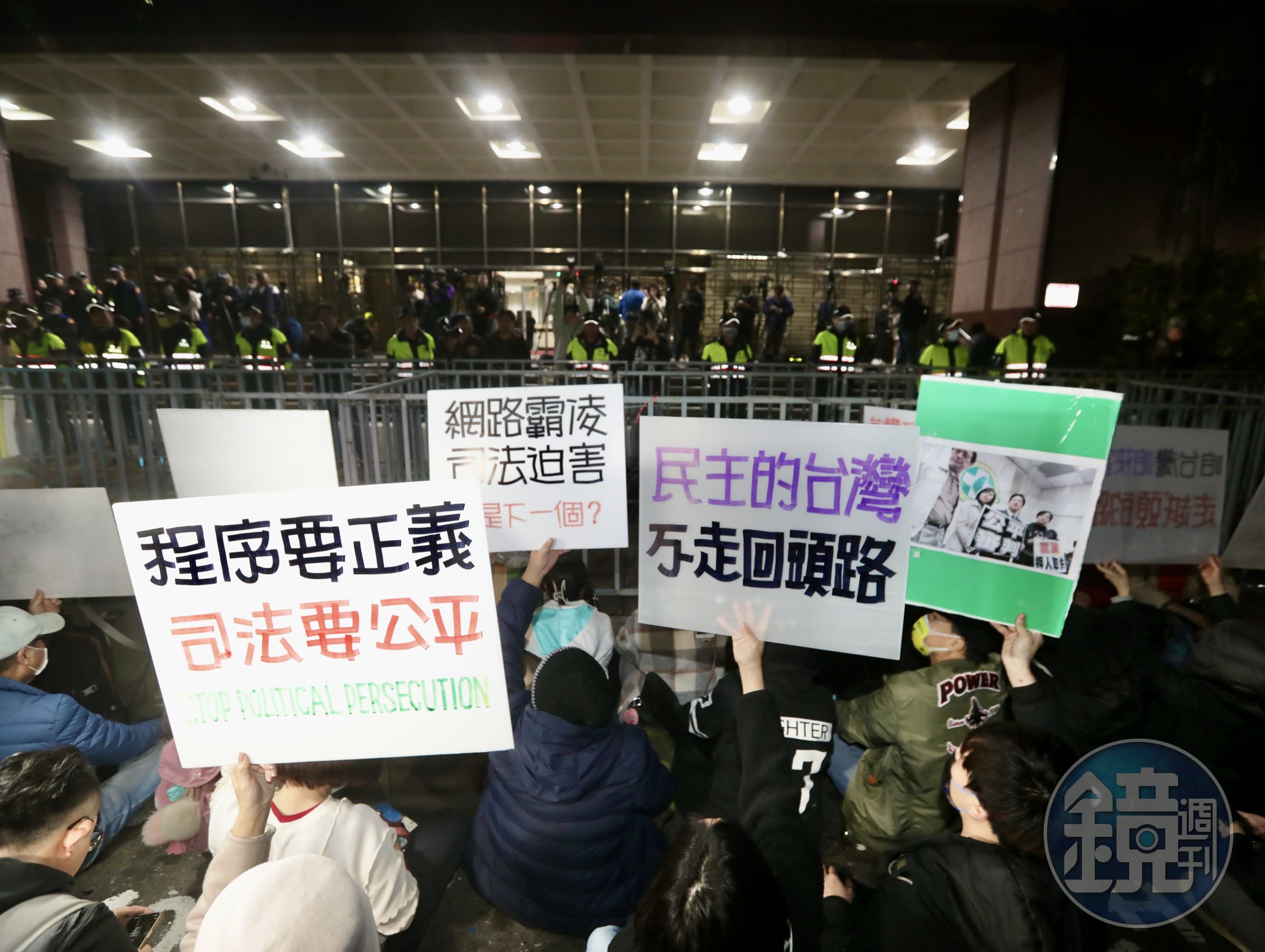 民眾黨組織部宣布6點發動「北檢前集結」，如今陸續有支持者到場，手勾手席地而坐。