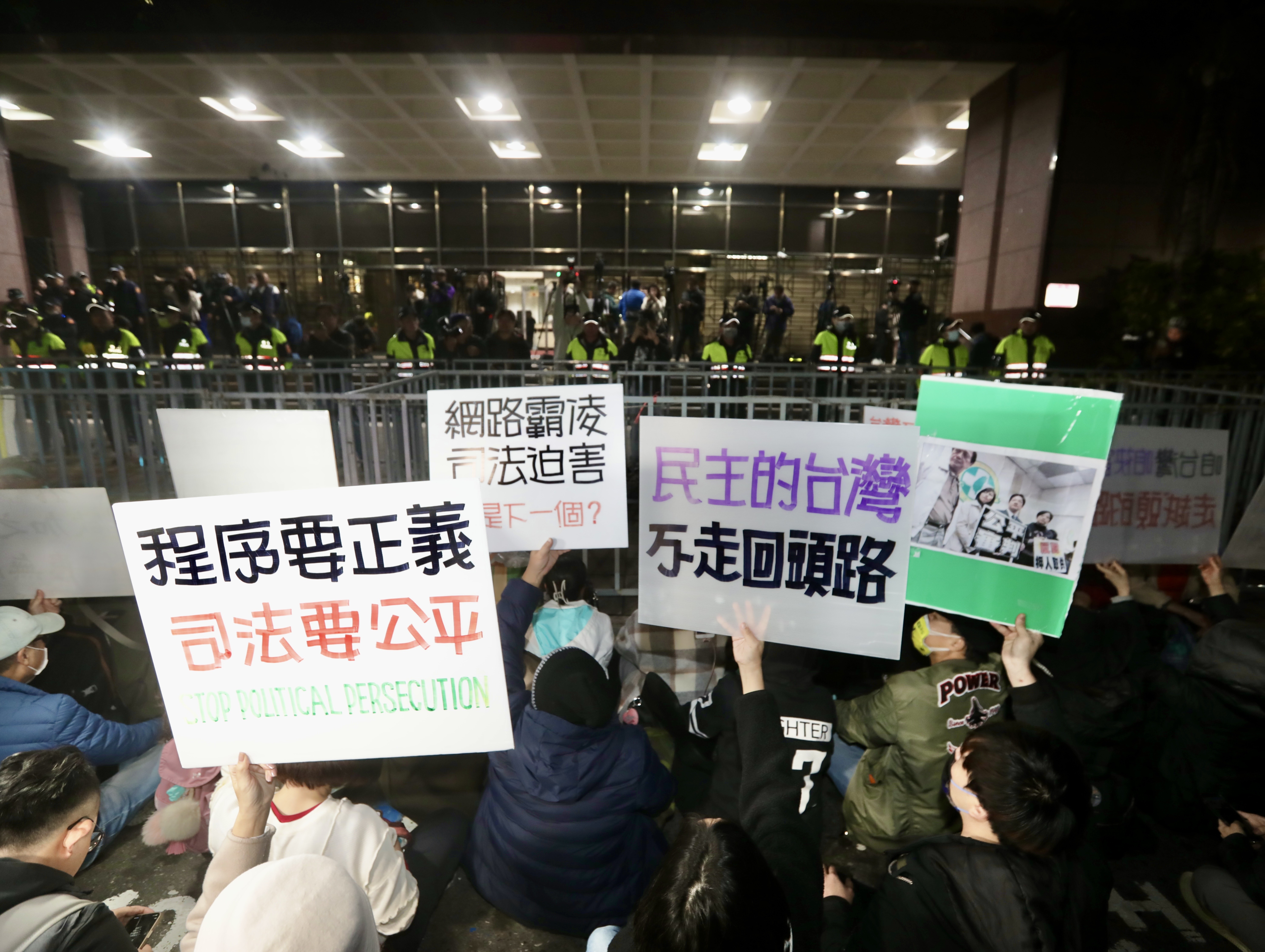 民眾黨組織部宣布6點發動「北檢前集結」，如今陸續有支持者到場，手勾手席地而坐。