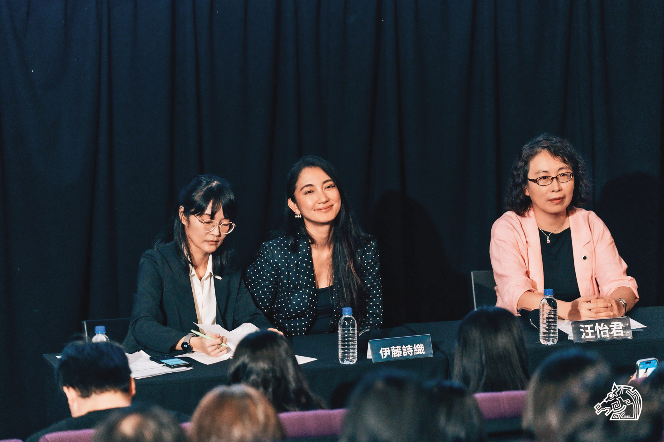 伊藤詩織（中）來台出席金馬司法影展講座，與法官汪怡君（右）對談。（翻攝自金馬執委會臉書）