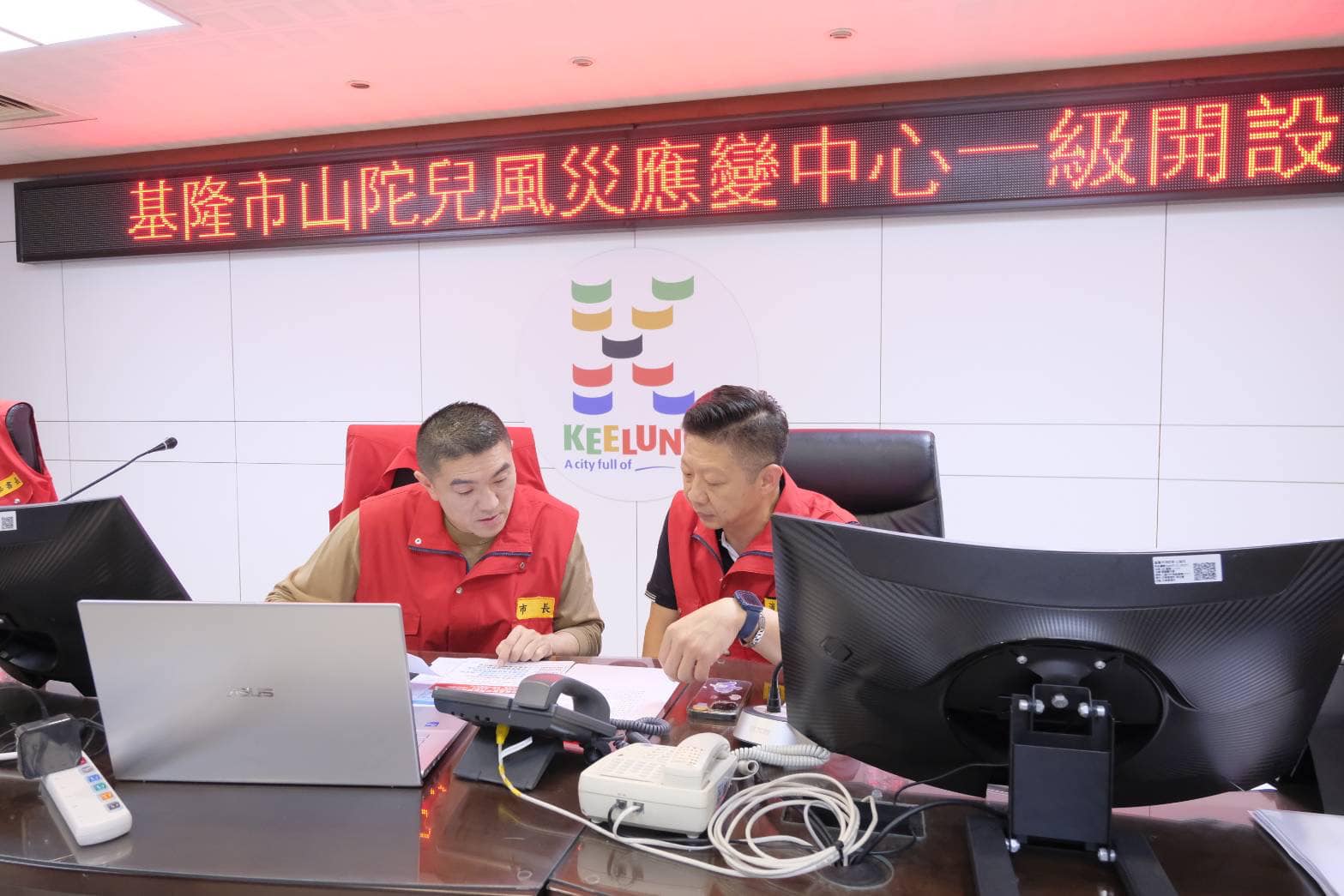 基隆市長謝國樑面臨罷免投票，昨晚又搶先宣布放颱風假，引發政治決策的質疑。（翻攝自謝國樑臉書）