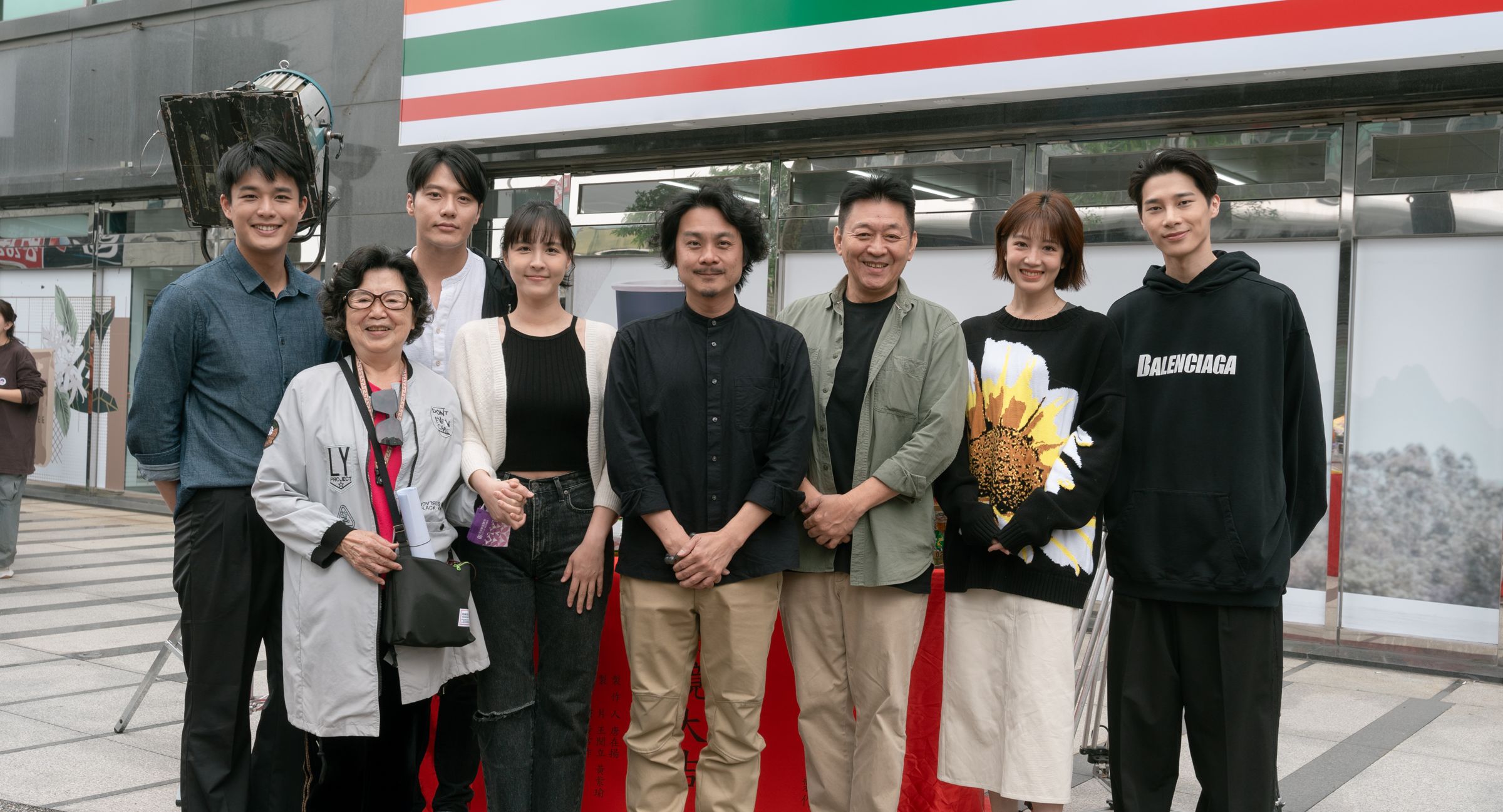 宋偉恩、魏蔓、庹宗華、張睿家、黃薇渟安俊朋、王滿嬌等人今(16日)出席大愛新戲《血拾人生》開鏡儀式。(大愛提供)