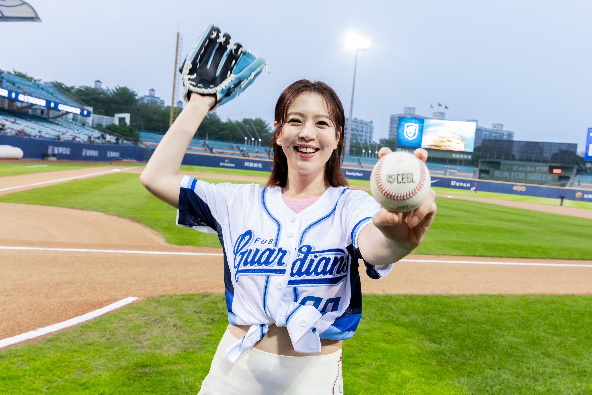 劉品言甩掉作品裡的農婦模樣，受邀為職棒富邦悍將擔任開球嘉賓。（伯樂提供）