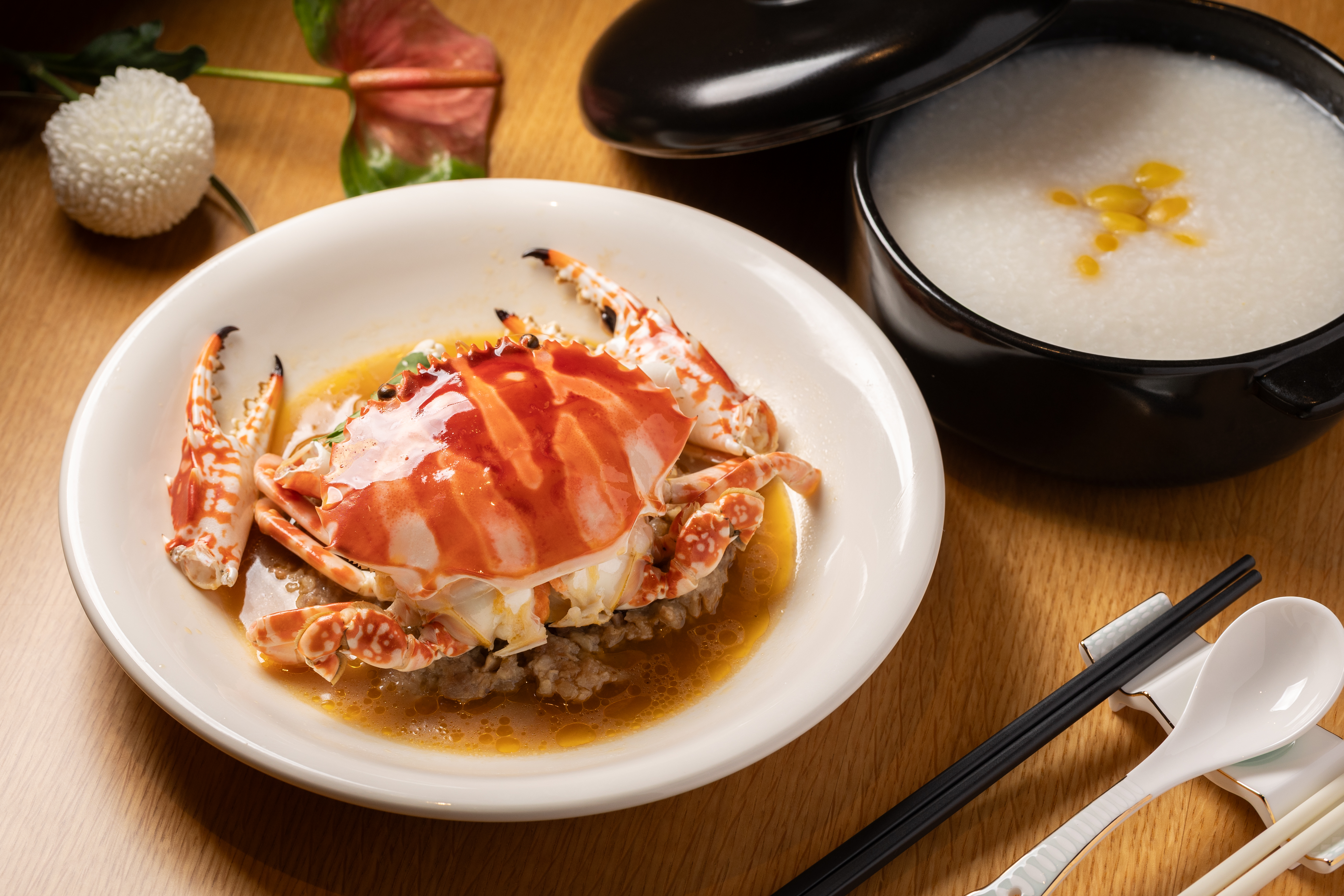 「萬里花蟹蒸肉餅」底下肉餅將花蟹精華全吸收，鮮美鹹香，配白粥可以來上好幾碗。（29,800元／10人份桌菜）
