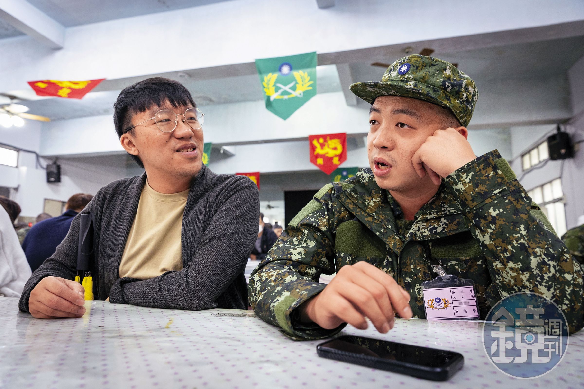 從軍旅生涯來看,服過1年替代役的康駿銘(左)算是蔡智豪(右)的大學長。圖為康出席懇親會。
