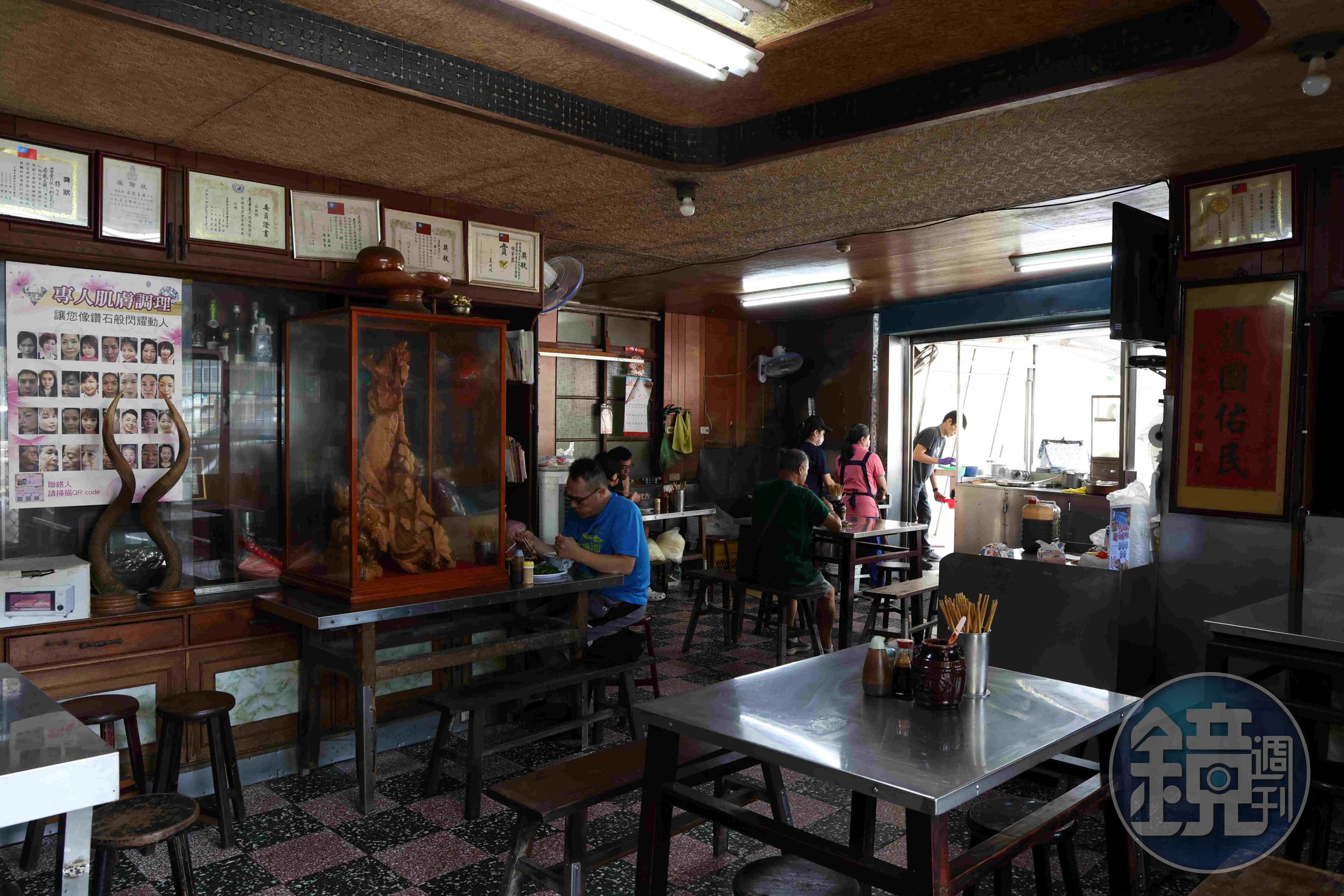 店內仍是舊時的磨石子地板,反而很有古樸風情。