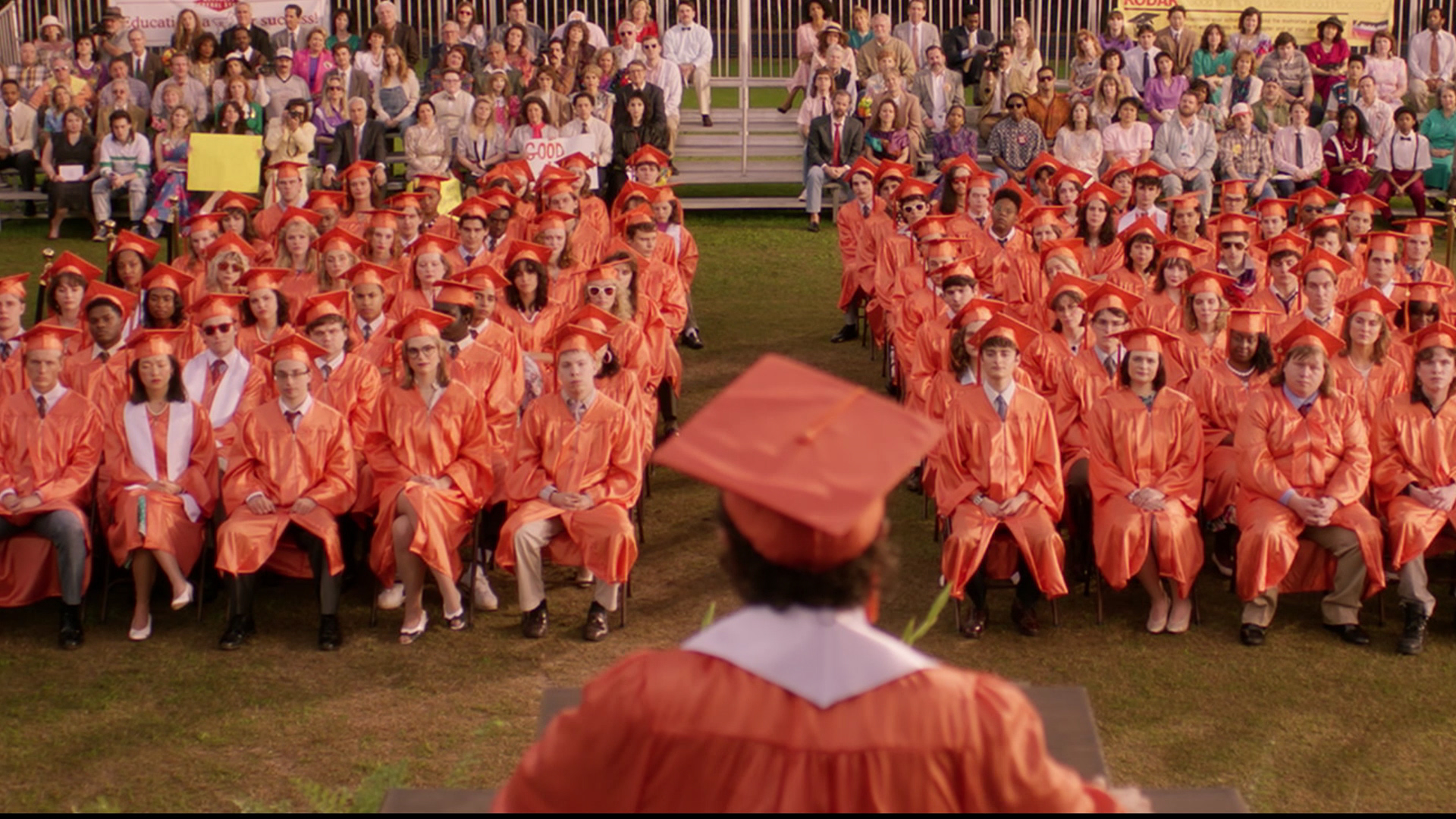 《怪奇物語》第5季最後一集的高中畢業典禮,觀眾發現很多學生,都是雙手交叉的方式坐在台下,這跟威可那最常見的坐姿是一樣的,一口咬定他們都催眠,這一切都是在夢裡!(Netflix提供)