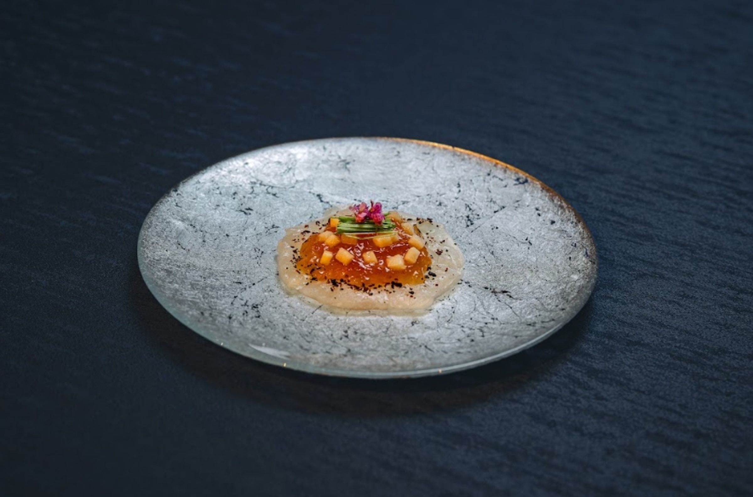 吃亘一郎的菜,首重「攪拌」,把堆疊醋凍、水蜜桃的比目魚刺身拌勻了吃,才知道主廚的功力所在。(赫士盟提供)